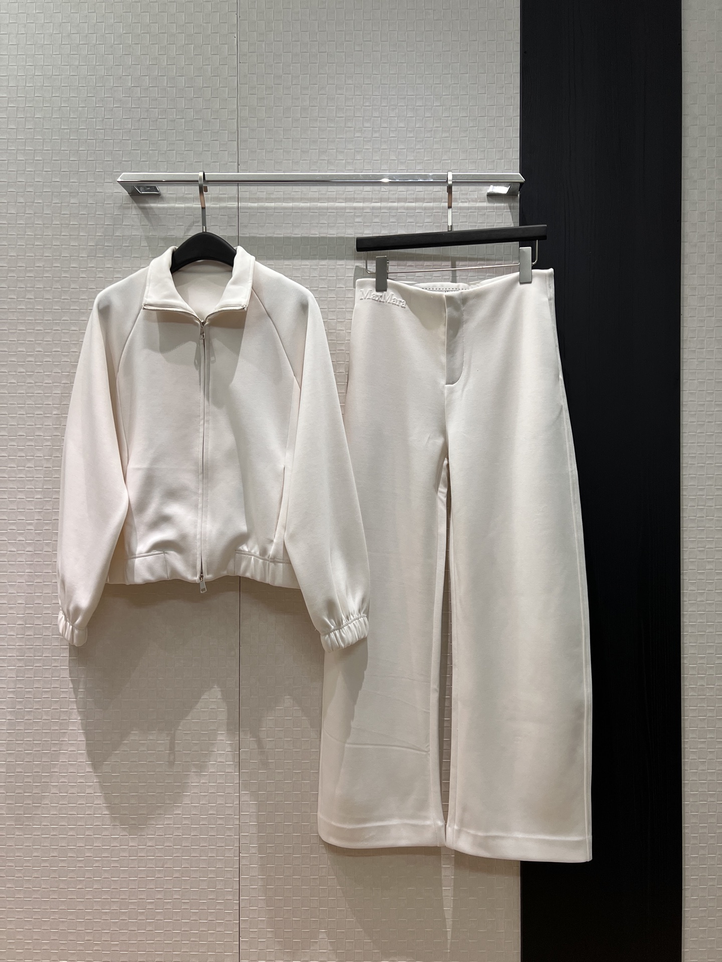 NO:753549,Outer pants, new raglan sleeves, lapels, sports style jacket, casual wide-leg pants, three-dimensional embossed logo letters, jacket elastic hem, fashionable and simple, gray and white SML,,jackets & coats,19860909外 裤新款插肩袖翻领运动风外套休闲阔腿裤 立体浮雕压纹logo字母 外套松紧下摆时尚简约 灰色白色 SML,,jackets & coats,,Women's clothing