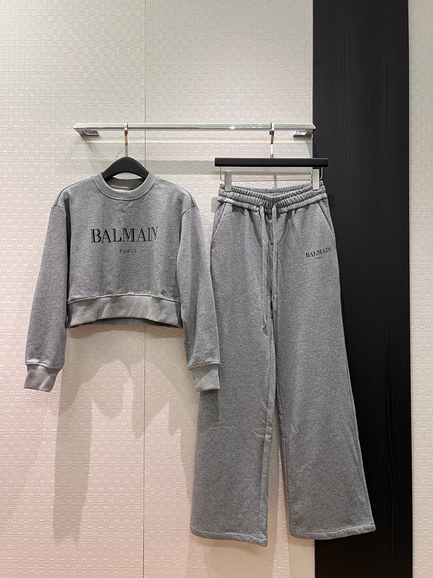NO:753572,New simple logo printed casual suit, short sweatshirt, drawstring, elastic waist, wide leg pants, fashionable and casual, versatile for vacations SML,,hoodie,sweatshirts,19860909新款简约logo印花休闲套装 短款卫衣抽绳松紧腰阔腿裤时尚休闲 度假百搭 SML,,hoodie,sweatshirts,,Women's clothing