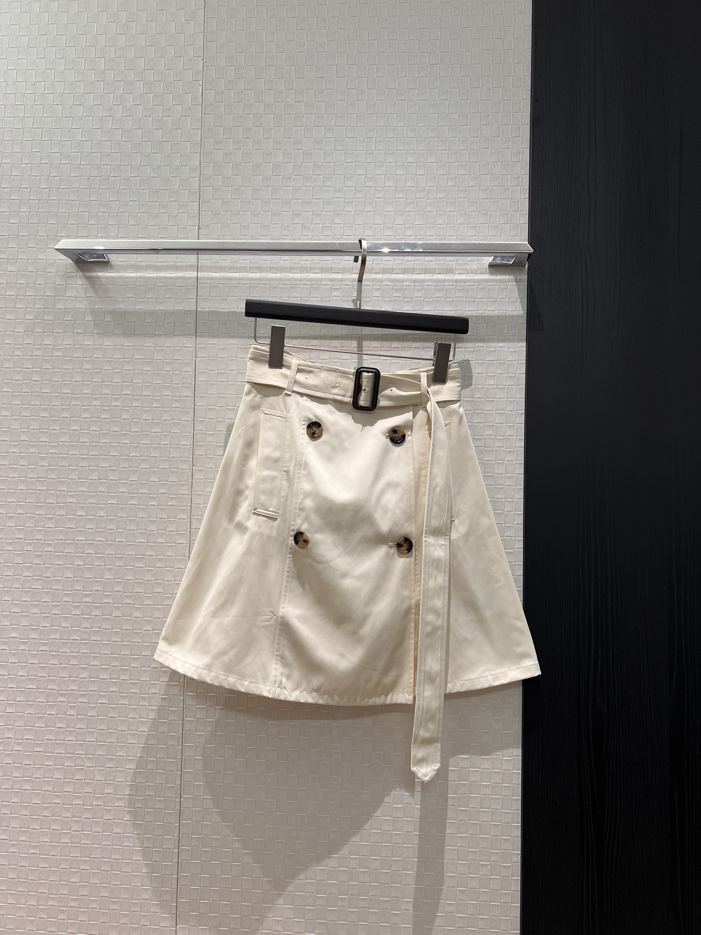 NO:753566,The new style is the same as Chong Chong Ren Min. With belt decoration. Double-breasted A-line skirt with pockets on both sides. Simple and casual. Versatile for vacation. Temperament to reduce age. Black, khaki, white, S-XL,,skirts,19860909新款冲冲任敏同款 配腰带装饰 双排扣A字半裙两侧有口袋 简单休闲 度假百搭气质减龄 黑色卡其白色 S-XL,,skirts,,Women's clothing