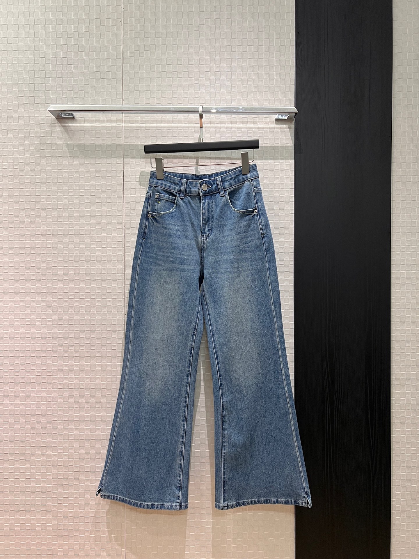 NO:753551,New pink label light blue washed micro-flared jeans, refreshing and versatile, casual and fashionable 26-29,,jeans,19860909新款粉标浅蓝洗水微喇叭牛仔裤清爽百搭 休闲时尚 26-29,,jeans,,Women's clothing