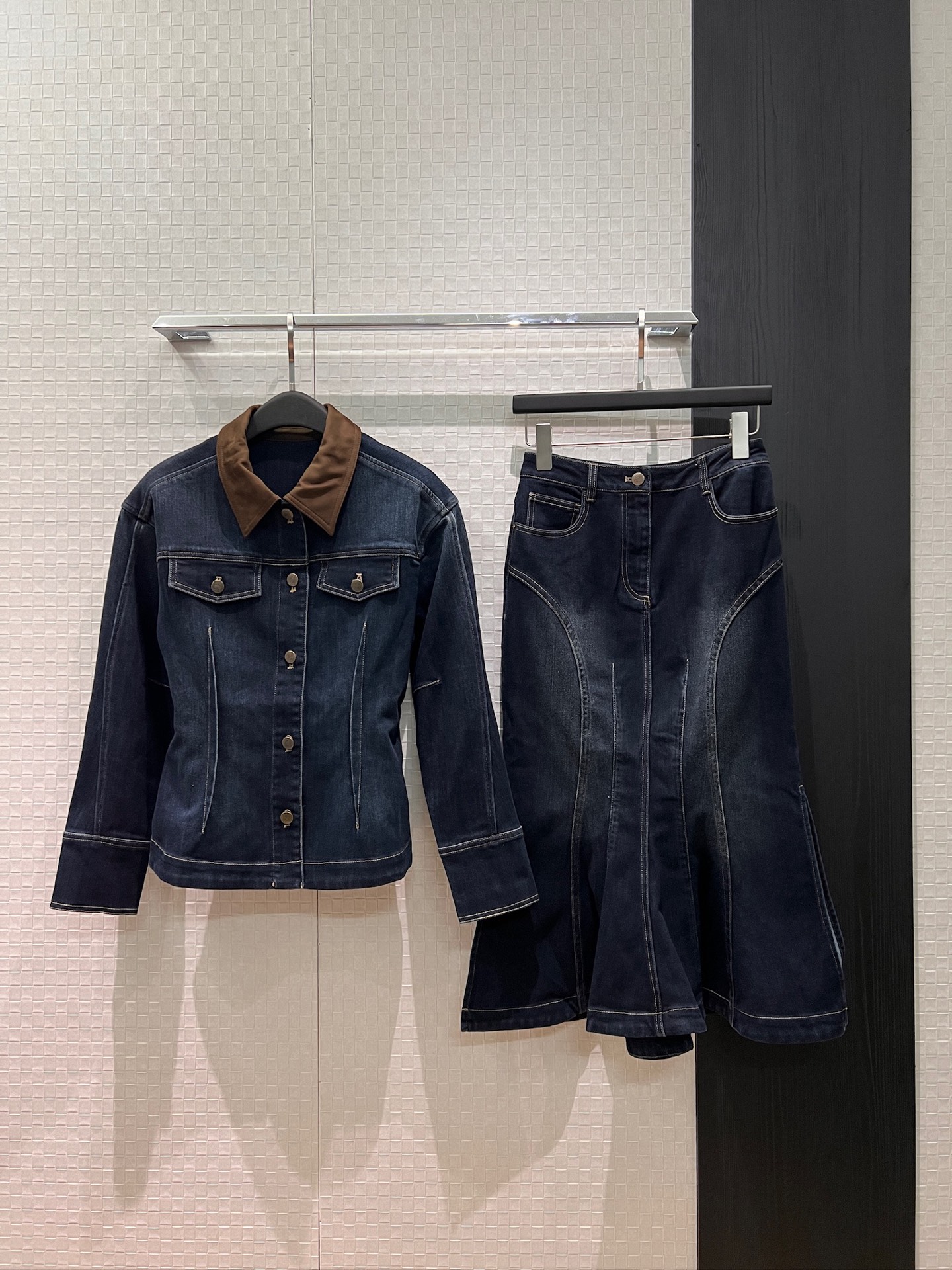 NO:753574,The new style of coat and skirt is coming. Suede collar patchwork and waisted denim jacket with fishtail lotus leaf skirt design. Slit denim skirt is sweet and cool. Fashionable personality, slimming, elegant and intellectual SML,,skirts,jackets & coats,chamois leather,19860909外套半裙新款来袭麂皮绒领拼接收腰牛仔外套鱼尾荷叶裙摆设计 开叉牛仔半裙甜酷飒爽 时髦个性气质显瘦 优雅知性 SML,,skirts,jackets & coats,chamois leather,,Women's clothing