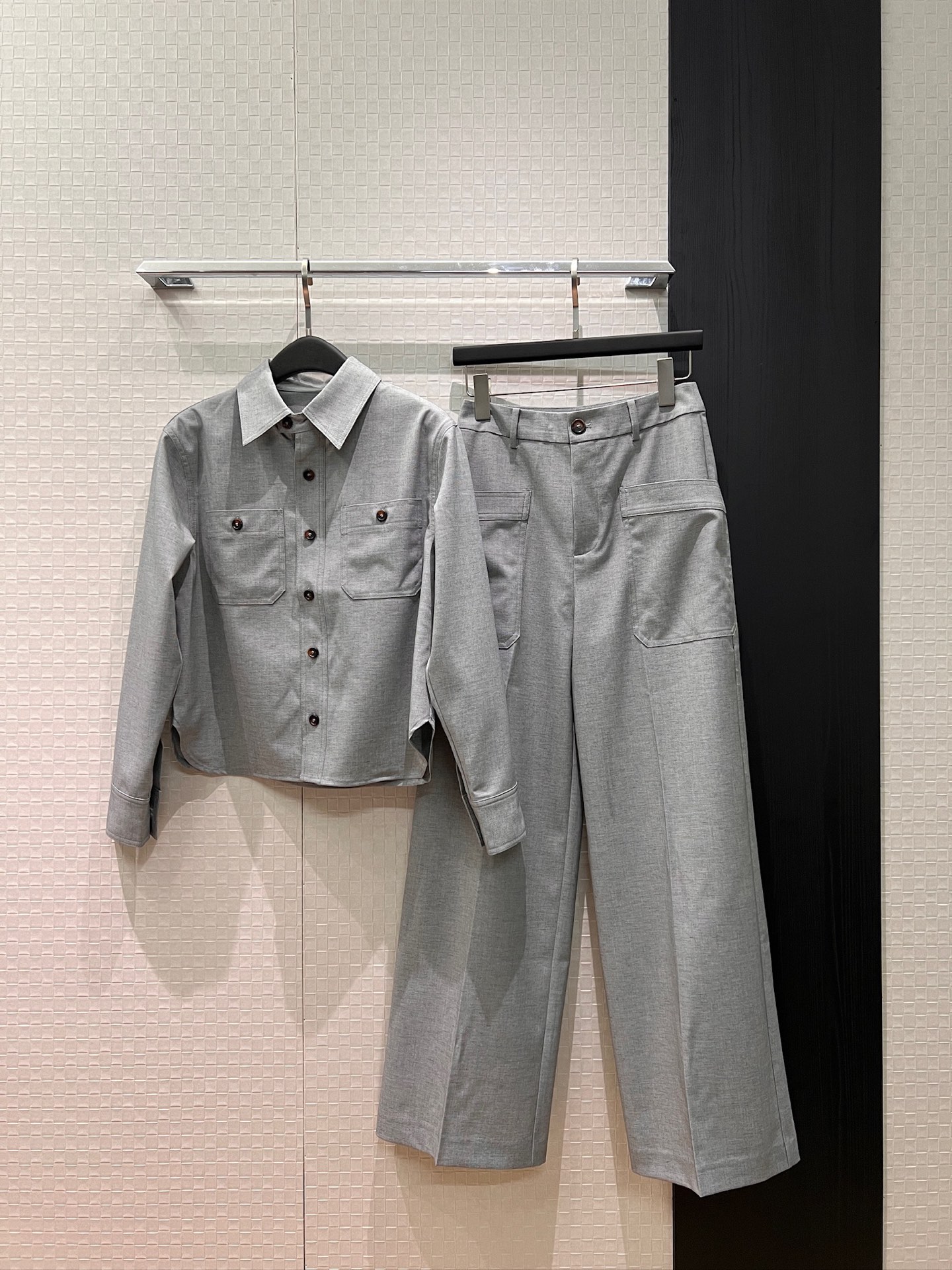NO:753568,New styles of shirts and pants are coming. BV minimalist gray short shirt with square pockets, casual trousers, fashionable commuting. Must-have for old money style. SML,,bottega veneta,19860909衬衣裤子p新款来袭BV极简灰短款衬衣方口袋休闲西裤时尚通勤 老钱风必备 SML,,bottega veneta,,Women's clothing