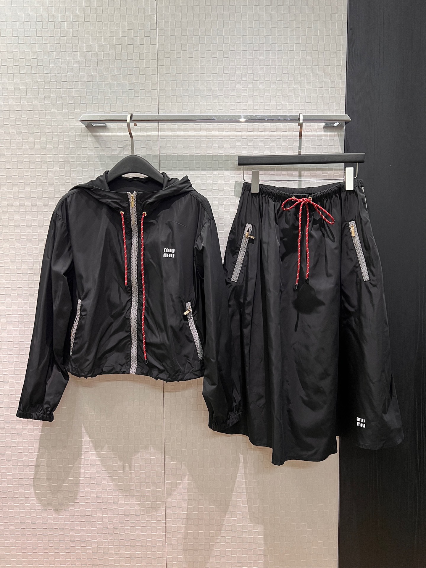 NO:753556,New style red rope decoration on jacket and skirt. Hooded nylon jacket with elastic waist and nylon skirt. A-line large hem with three-dimensional miu letter logo. Zipper pocket is simple and casual. Dark blue and black. SML,,miumiu,skirts,jackets & coats,hats,19860909外套半裙新款红绳装饰 连帽尼龙外套松紧腰尼龙半裙 A字大摆立体miu字母logo 拉链口袋简单休闲 深蓝黑色 SML,,miumiu,skirts,jackets & coats,hats,,Women's clothing