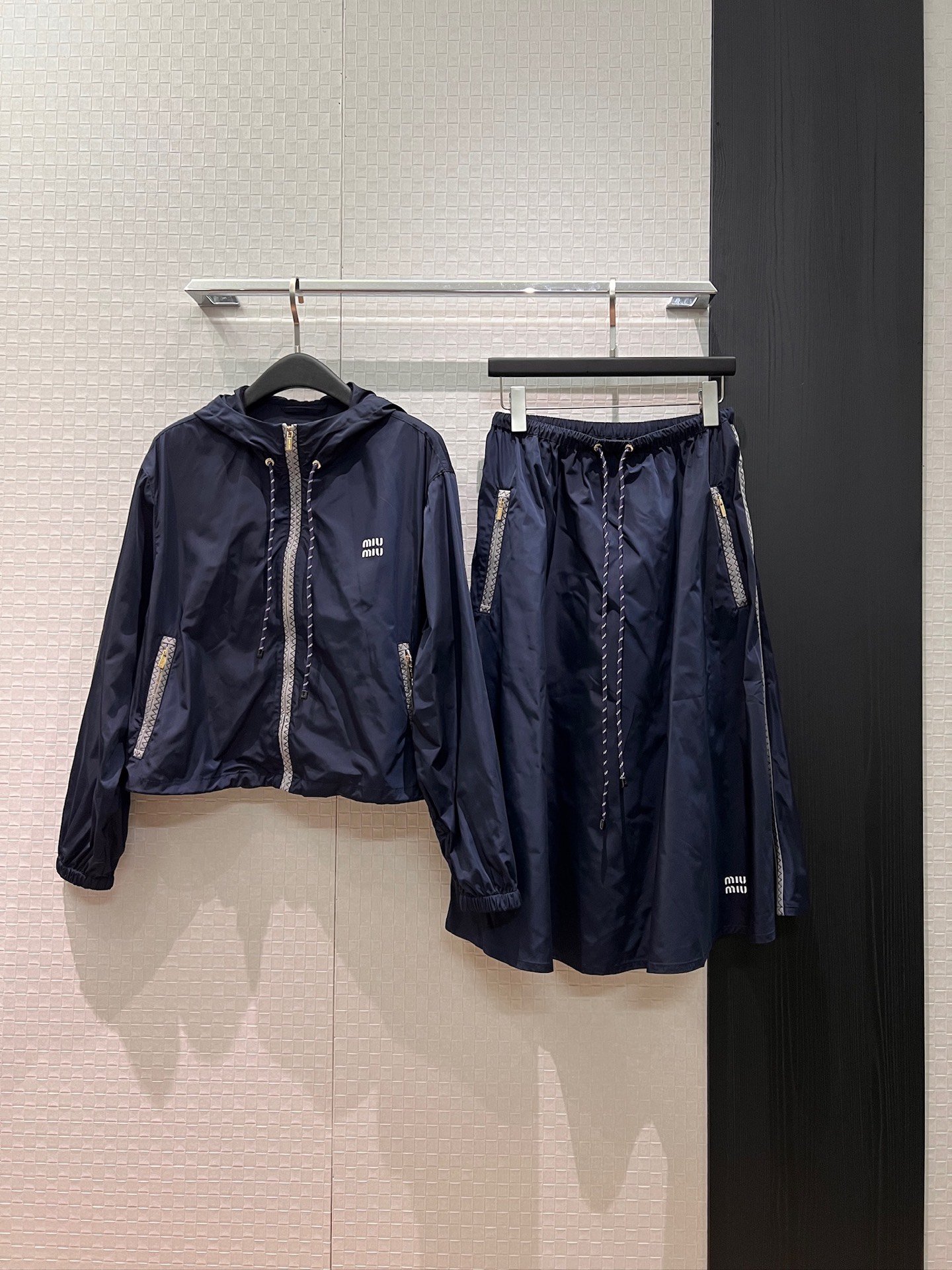 NO:753550,New style red rope decoration on jacket and skirt. Hooded nylon jacket with elastic waist and nylon skirt. A-line large hem with three-dimensional miu letter logo. Zipper pocket is simple and casual. Dark blue and black. SML,,miumiu,skirts,jackets & coats,hats,19860909外套半裙新款红绳装饰 连帽尼龙外套松紧腰尼龙半裙 A字大摆立体miu字母logo 拉链口袋简单休闲 深蓝黑色 SML,,miumiu,skirts,jackets & coats,hats,,Women's clothing