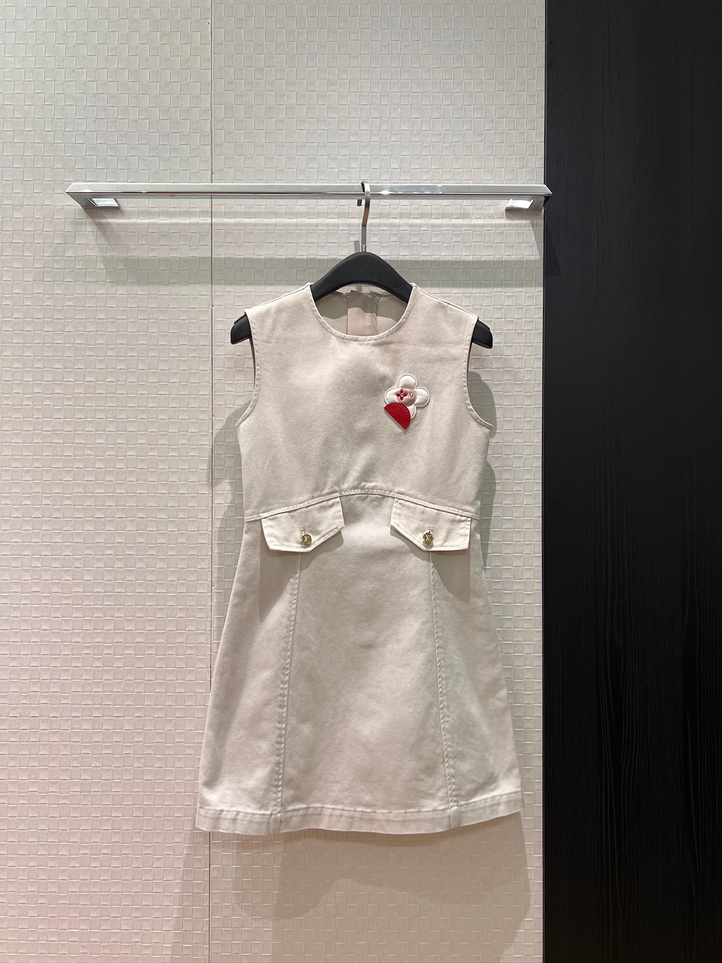 NO:754002,New leather patchwork sunflower decoration, apricot sleeveless vest denim dress, slim fit, must-have S-XL for age reduction,,skirts,19860909新款拼皮太阳花装饰 杏色无袖背心牛仔连衣裙修身显瘦 减龄必备S-XL,,skirts,,Women's clothing