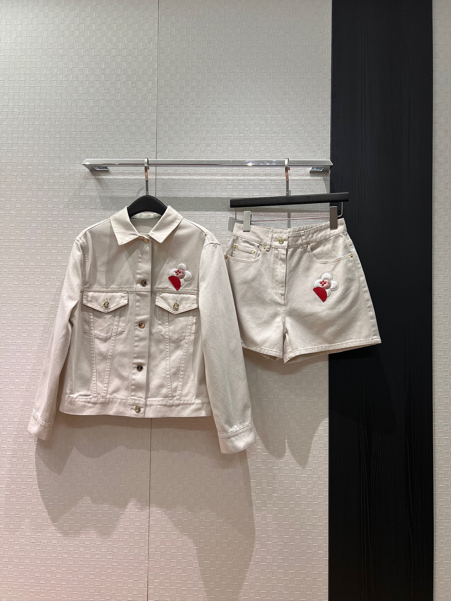 NO:753996,Jackets, shorts, new style with leather sunflower decoration, logo leather label apricot denim jacket with matching shorts, hardware molding, loose, casual, slim and versatile, essential for age reduction S-XL,,shorts,jackets & coats,19860909外套 短裤新款拼皮太阳花装饰 logo皮标杏色牛仔外套搭配同款短裤 五金开模 宽松休闲显瘦百搭 减龄必备 S-XL,,shorts,jackets & coats,,Women's clothing
