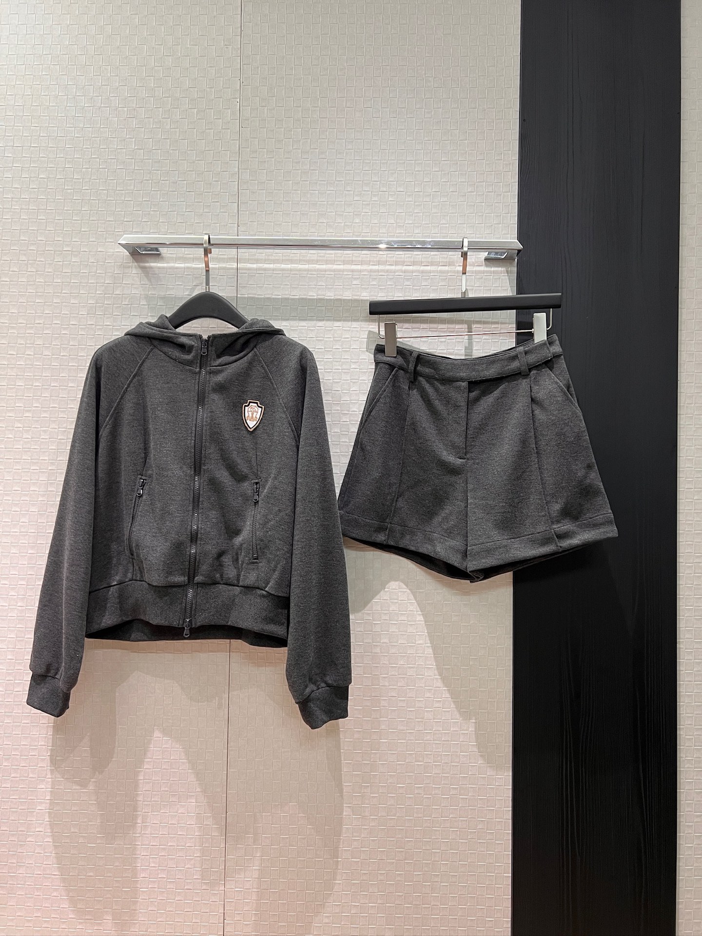 NO:753984,New arrival embroidered logo decoration hooded casual sports suit hooded zipper sweatshirt jacket suit shorts A-line version casual fashion loose sports age-reducing versatile high-end gray SML,,hoodie,sweatshirts,shorts,jackets & coats,business suit,hats,19860909新款来袭刺绣徽标装饰连帽休闲运动套装连帽拉链卫衣外套西装短裤 A字版型 休闲时尚 宽松运动 减龄百搭 高级灰色 SML,,hoodie,sweatshirts,shorts,jackets & coats,business suit,hats,,Women's clothing