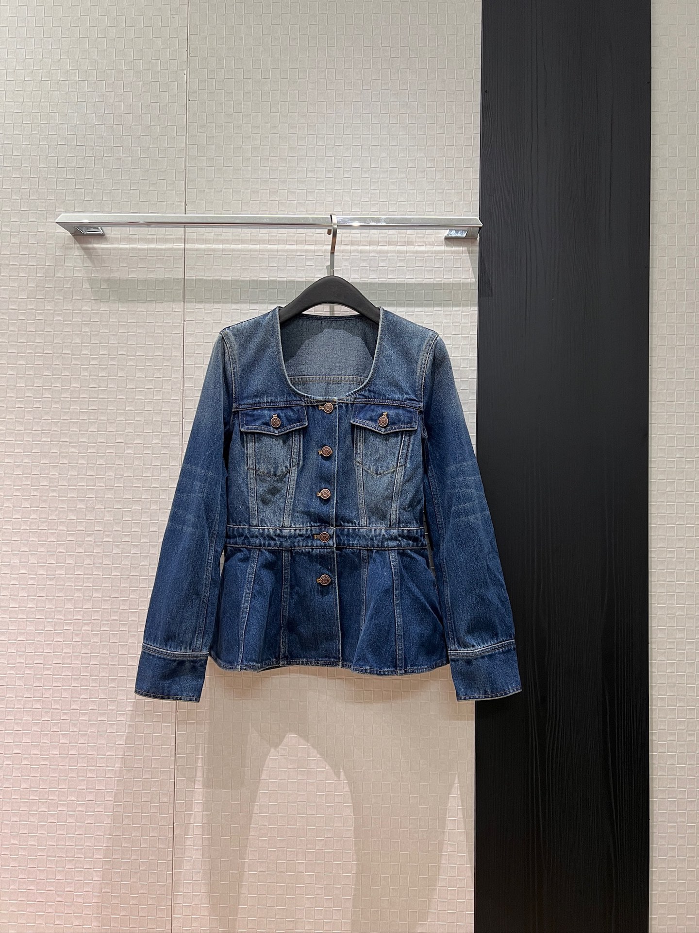 NO:757106,The new arrival of the square collar ruffled hem denim jacket with waisted waist is positioned as a washed, sweet, cool and refreshing fashion item with a slimming temperament, elegant and intellectual SML,,jackets & coats,19860909新款来袭方领荷叶下摆收腰牛仔外套 定位洗水甜酷飒爽 时髦单品气质显瘦 优雅知性 SML,,jackets & coats,,Women's clothing