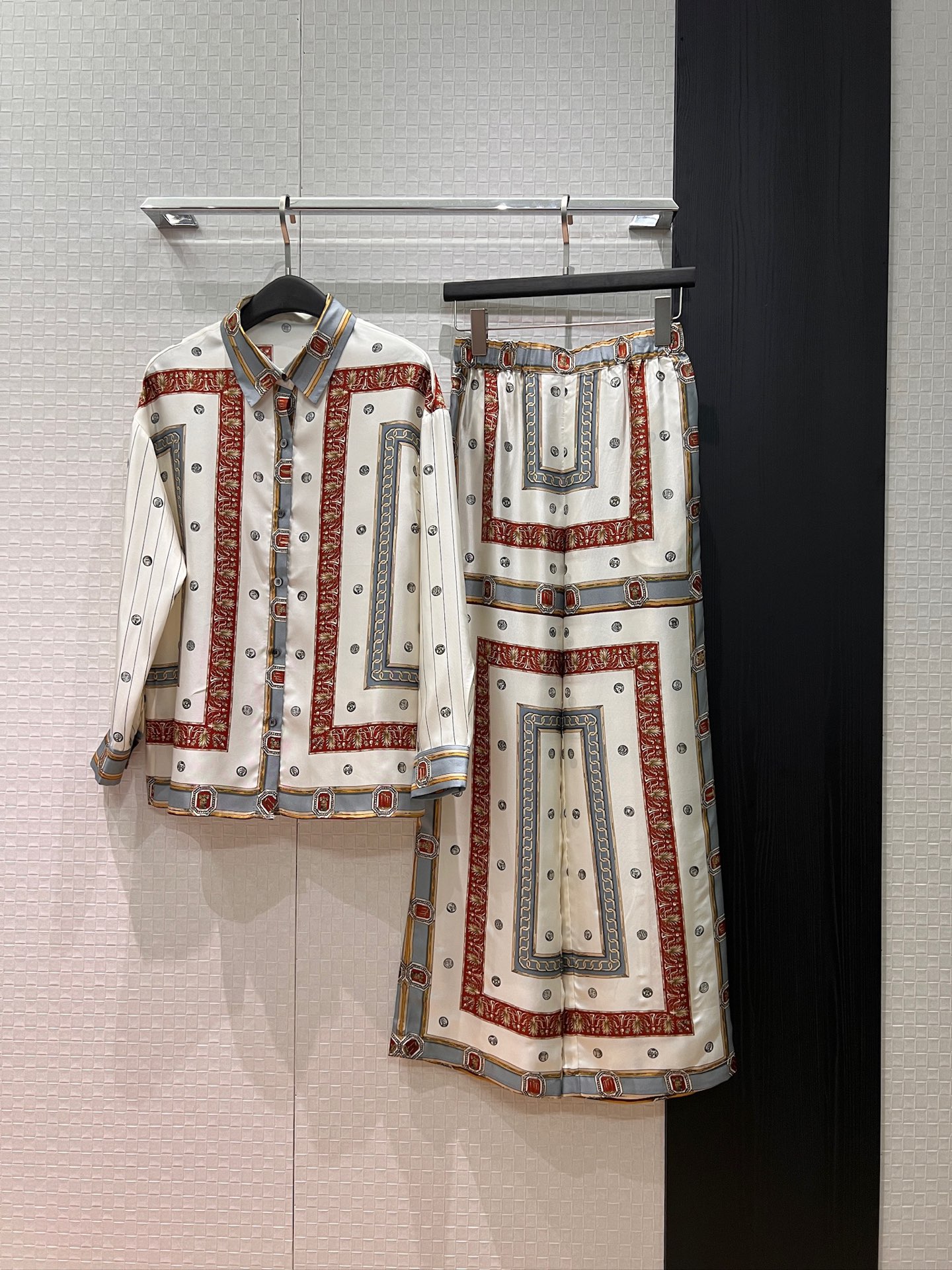 NO:753995,Shirts and pants spring and summer new style printed silk twill shirt, printed silk wide leg pants with elastic waist design, fashionable and versatile, with a lazy temperament, can be worn as a set or separately S-XL,,real silk,19860909衬衣 裤春夏新款定位印花真丝斜纹衬衣定位花真丝阔腿裤松紧腰设计 时尚百搭 气质慵懒 可一套或分开搭 S-XL,,real silk,,Women's clothing