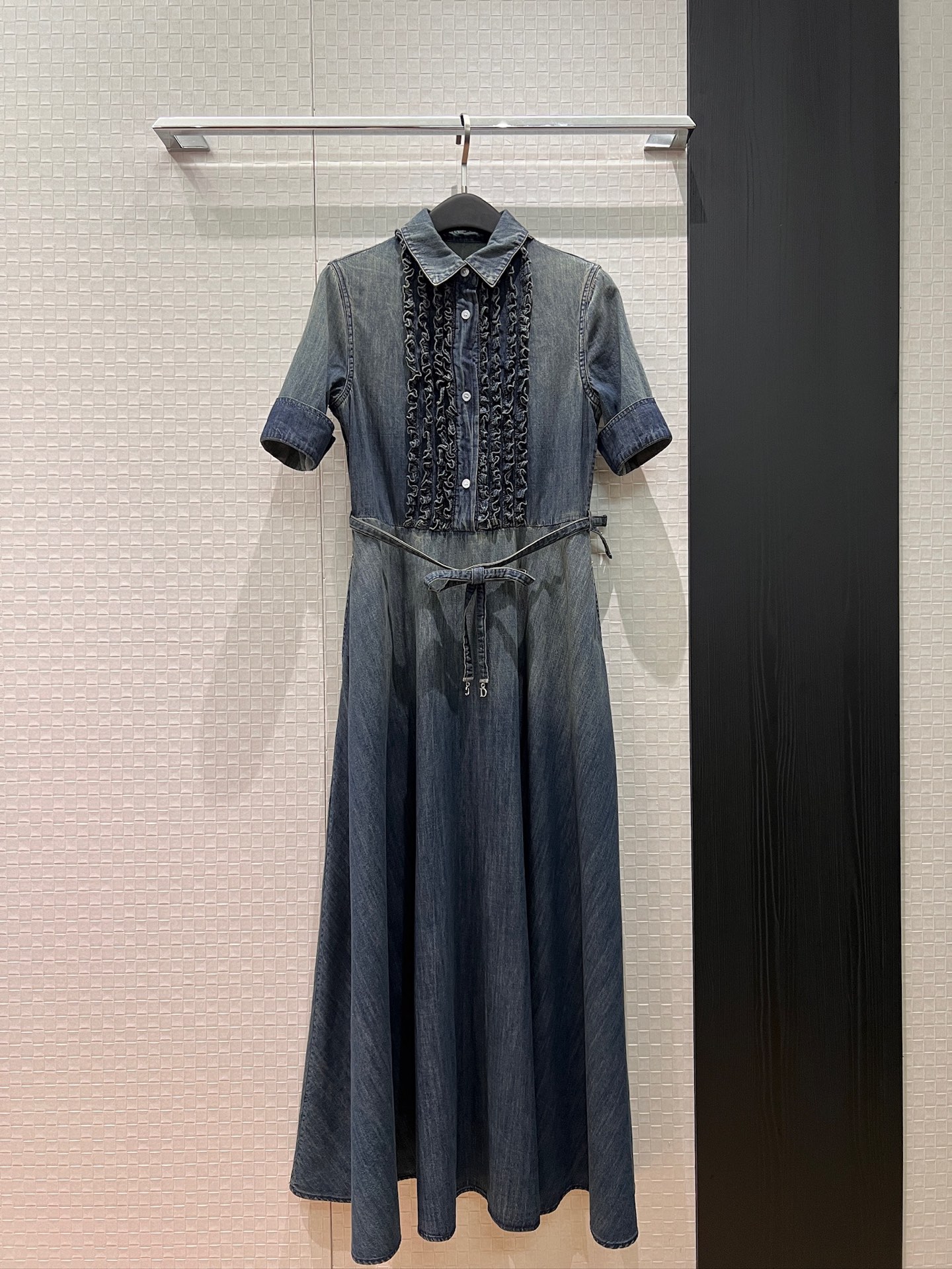 NO:758461,New model of the same model as Kuang Lingling. Heavy-duty fungus lace lapel mid-sleeve dress. Retro gradient washed denim long skirt with CD bow belt decoration. Pockets on both sides for commuting style. S-XL,,skirts,19860909新款邝玲玲同款 重工木耳花边翻领中袖连衣裙 复古渐变洗水牛仔长裙系CD蝴蝶结腰带装饰 两侧有口袋气质通勤 S-XL,,skirts,,Women's clothing