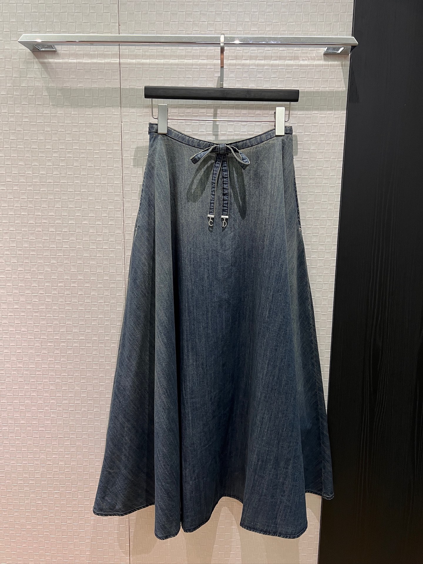 NO:758447,New model of the same style as Kuang Lingling with CD bow decoration, retro gradient washed denim skirt, large swing umbrella skirt with pockets on both sides, versatile style, S-XL,,skirts,19860909新款邝玲玲同款 CD蝴蝶结装饰 复古渐变洗水牛仔半裙 大摆伞裙两侧有口袋 气质百搭 S-XL,,skirts,,Women's clothing