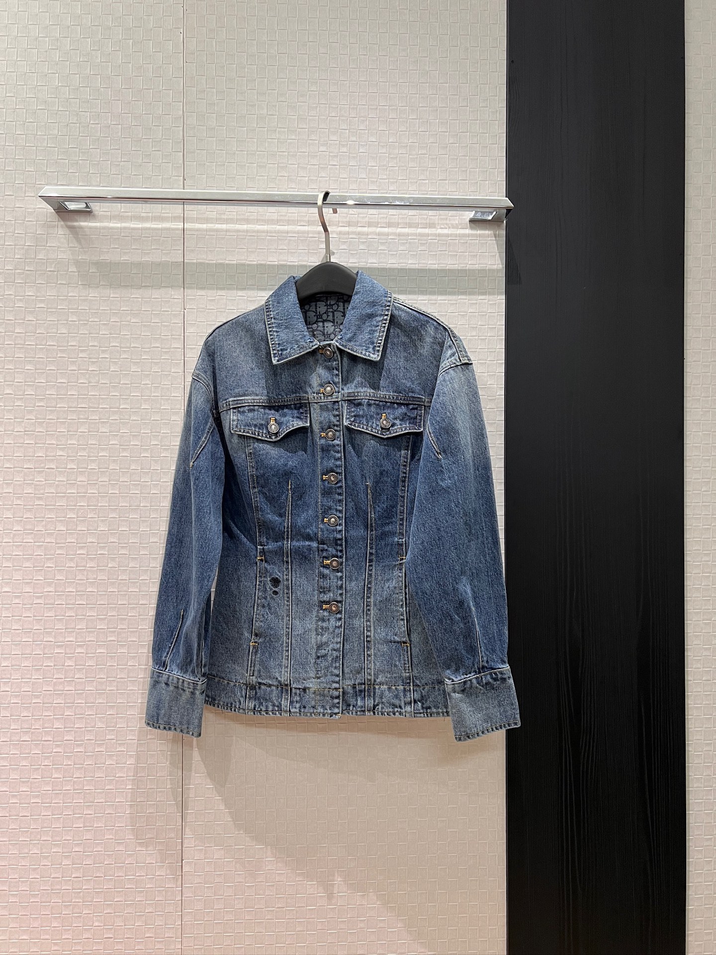 NO:758433,New lining with presbyopic print Gradient washed denim jacket with waisted tailoring and splicing Loose and casual Embroidered Bee CD hardware accessories molded Small leather label on the back Sweet, cool and versatile A must-have for age reduction Can be worn with the same series of jeans SML,,jeans,jackets & coats,19860909新款内里老花印花 渐变洗水牛仔外套收腰剪裁拼接 宽松休闲 刺绣小蜜蜂CD五金配件开模 背后小皮标 甜酷百搭 减龄必备 可搭同系列牛仔裤 SML,,jeans,jackets & coats,,Women's clothing