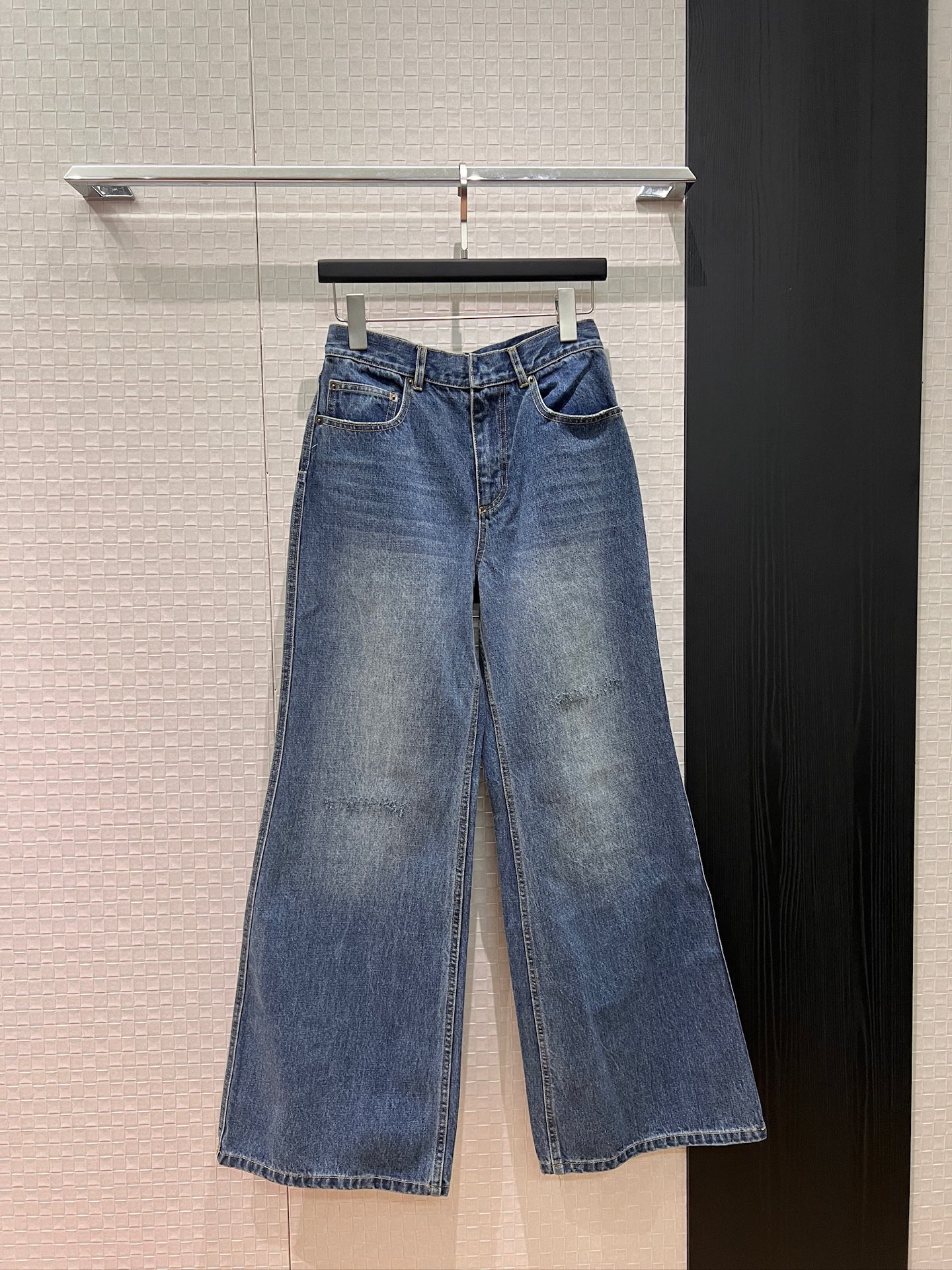 NO:758488,New style of presbyopic lining printed washed jeans straight pants, casual and fashionable, simple design, age-reducing and versatile trousers with hems that can be rolled up, small leather label decoration on the back, can be worn with the same denim jacket SML,,jeans,jackets & coats,19860909新款老花内里印花洗水牛仔裤直筒裤休闲时尚 简约设计 减龄百搭裤脚可卷边 后面小皮标装饰 可搭同款牛仔外套 SML,,jeans,jackets & coats,,Women's clothing