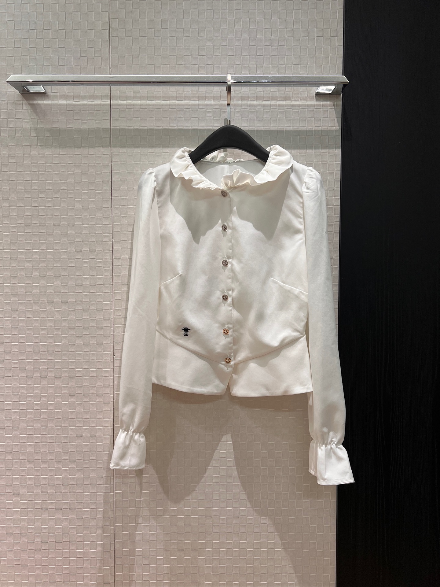 NO:758475,New three-dimensional fungus lace, lotus leaf stand-up collar, puff-sleeved shirt, short waist, simple and age-reducing, sweet and versatile SML,,19860909新款立体木耳花边 荷叶立领泡泡袖衬衣收腰短款 简约减龄 甜美百搭SML,,,Women's clothing