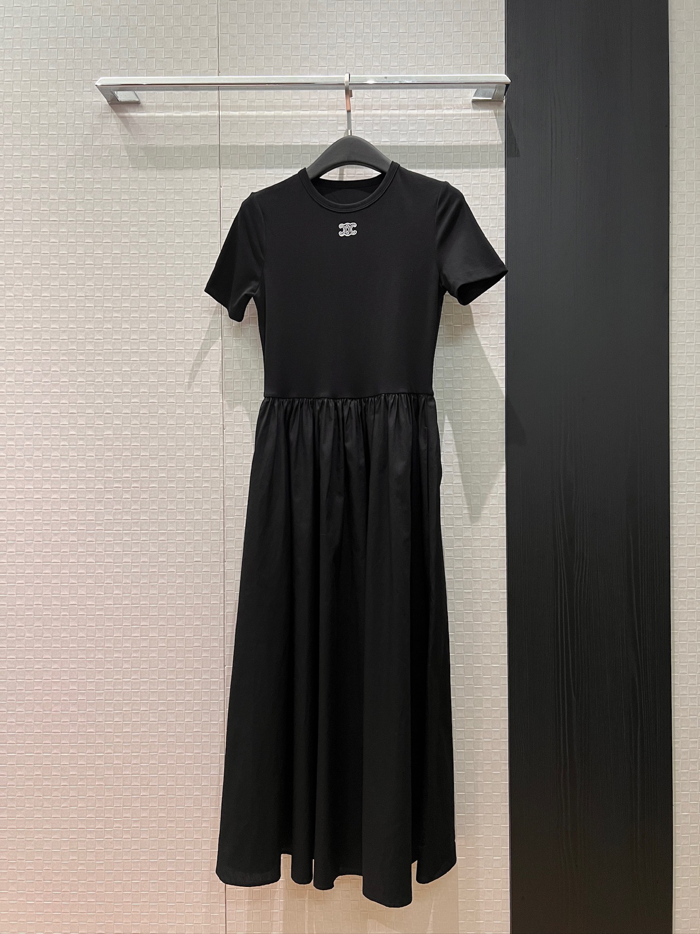 NO:758373,Recommended new style: Arc de Triomphe logo badge embroidered on the chest, minimalist splicing design, waist-cinching T-shirt long skirt, short-sleeved dress with pockets on both sides, sweet and casual, cute and age-reducing black navy blue and white SML,,skirts,T-shirt,tees,t-shirt,19860909推荐新款胸前刺绣凯旋门logo徽章 极简拼接设计收腰T恤长裙 短袖连衣裙两侧有口袋 甜美休闲 可爱减龄黑色藏青白色 SML,,skirts,T-shirt,tees，t-shirt,,Women's clothing