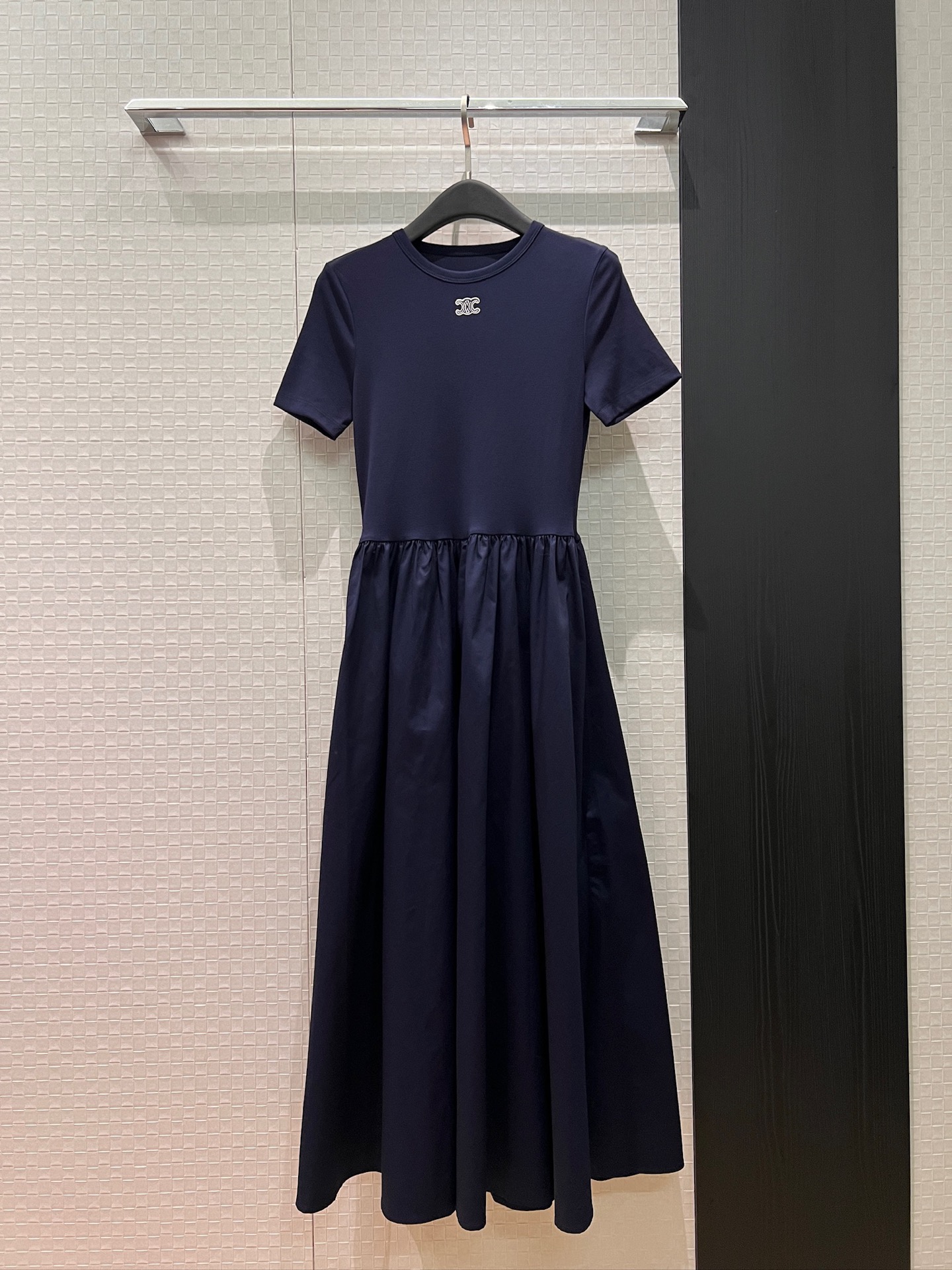 NO:758356,Recommended new style: Arc de Triomphe logo badge embroidered on the chest, minimalist splicing design, waist-cinching T-shirt long skirt, short-sleeved dress with pockets on both sides, sweet and casual, cute and age-reducing black navy blue and white SML,,skirts,T-shirt,tees,t-shirt,19860909推荐新款胸前刺绣凯旋门logo徽章 极简拼接设计收腰T恤长裙 短袖连衣裙两侧有口袋 甜美休闲 可爱减龄黑色藏青白色 SML,,skirts,T-shirt,tees，t-shirt,,Women's clothing