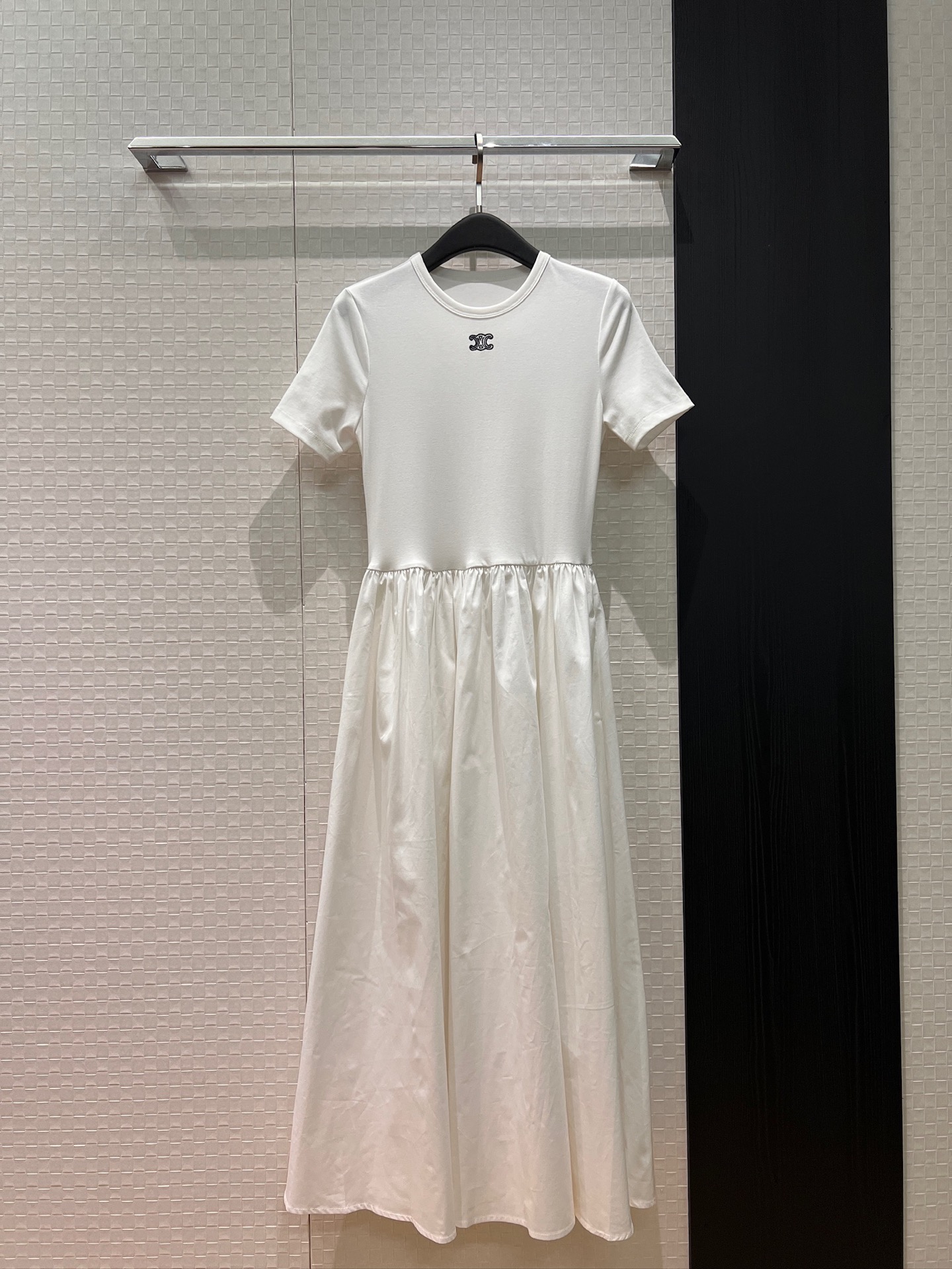 NO:758416,Recommended new style: Arc de Triomphe logo badge embroidered on the chest, minimalist splicing design, waist-cinching T-shirt long skirt, short-sleeved dress with pockets on both sides, sweet and casual, cute and age-reducing black navy blue and white SML,,skirts,T-shirt,tees,t-shirt,19860909推荐新款胸前刺绣凯旋门logo徽章 极简拼接设计收腰T恤长裙 短袖连衣裙两侧有口袋 甜美休闲 可爱减龄黑色藏青白色 SML,,skirts,T-shirt,tees，t-shirt,,Women's clothing