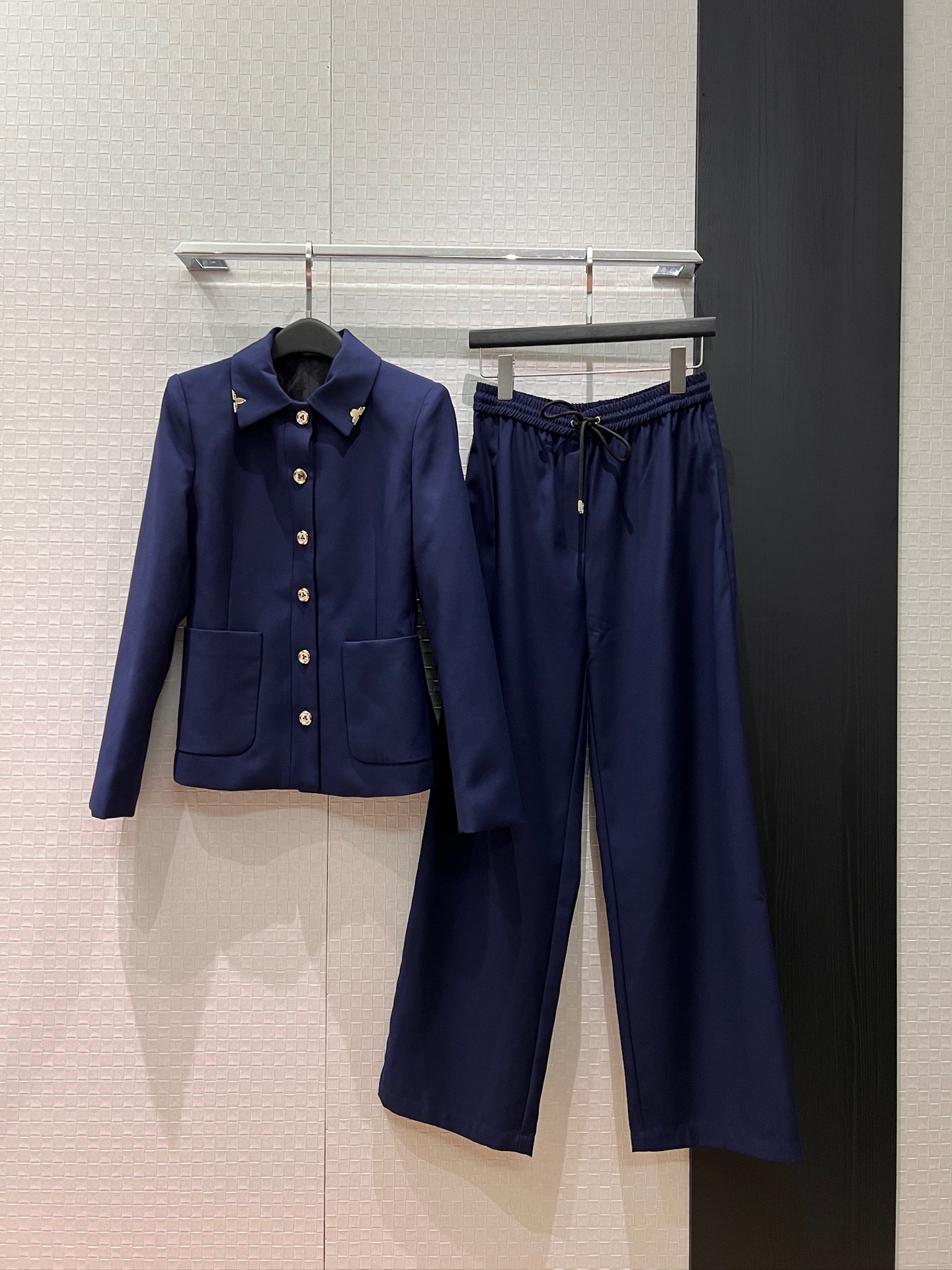 NO:759968,Jackets and trousers new style dark blue minimalist suit jacket elastic waist casual trousers collar metal plate flower decoration old flower jacquard lining commuter fashion S-XL,,jackets & coats,business suit,19860909外套裤子新款深蓝极简西装外套松紧腰休闲西裤 衣领金属片花装饰 老花提花内衬通勤时尚 S-XL,,jackets & coats,business suit,,Women's clothing