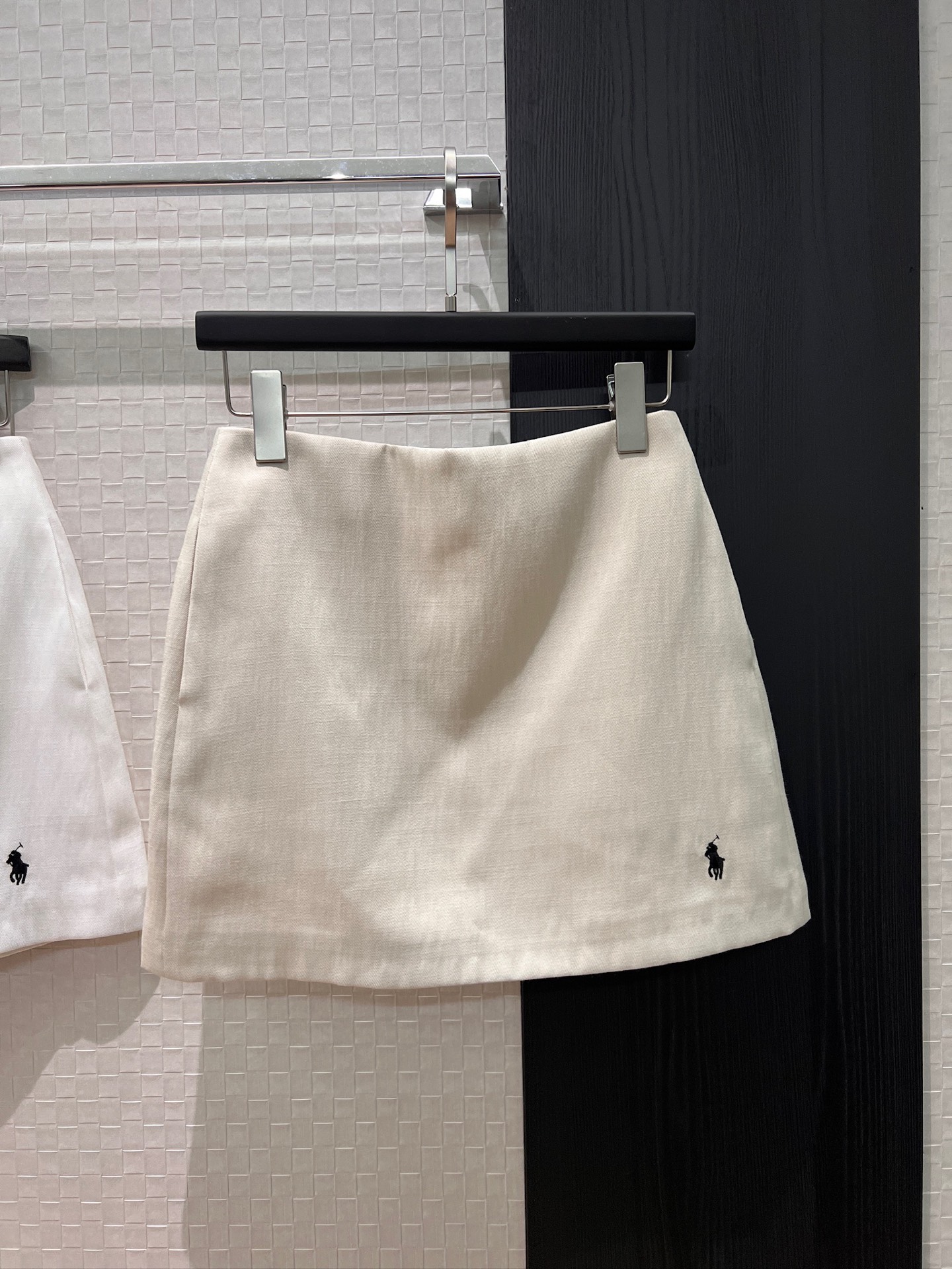 NO:760000,New style pony embroidered logo hip-covering A-line skirt. Shorts are lined with pockets on both sides. Temperament and slim fit. Versatile for age. Fashionable item, black apricot, white turmeric, S-XL,,skirts,shorts,19860909新款小马刺绣logo包臀A字半裙 短裤内衬两侧有口袋 气质修身 减龄百搭 时髦单品黑色杏色白色姜黄 S-XL,,skirts,shorts,,Women's clothing