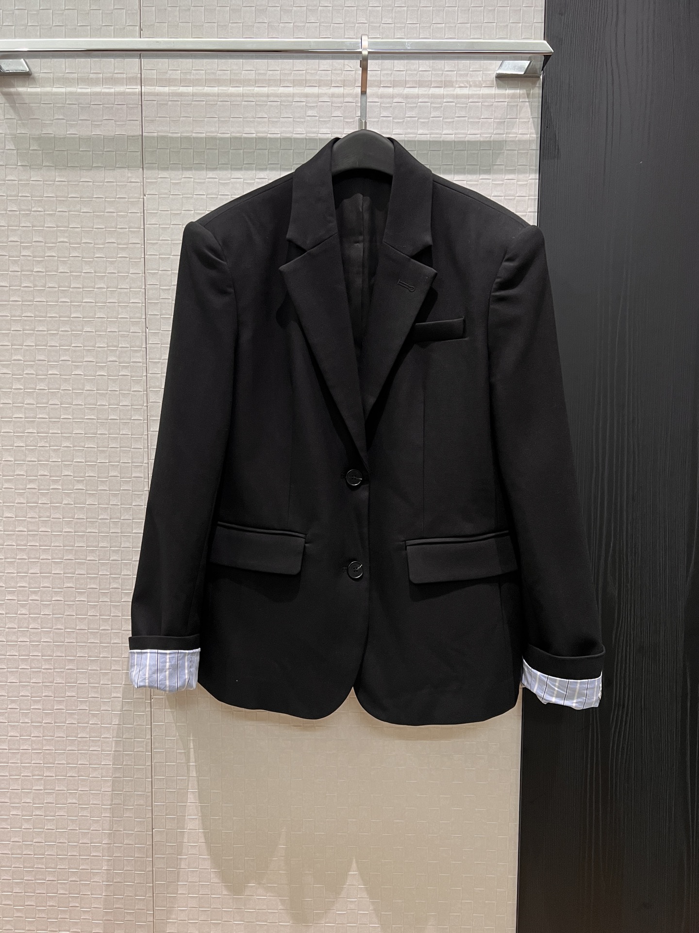 NO:759984,New style loose blazer with striped cuffs and reversible logo decoration. Casual and versatile SML, jackets & coats, business suit,19860909新款廓形宽松西装外套 袖口拼接条纹可反卷 logo标志装饰 休闲百搭SML,,jackets & coats,business suit,,Women's clothing
