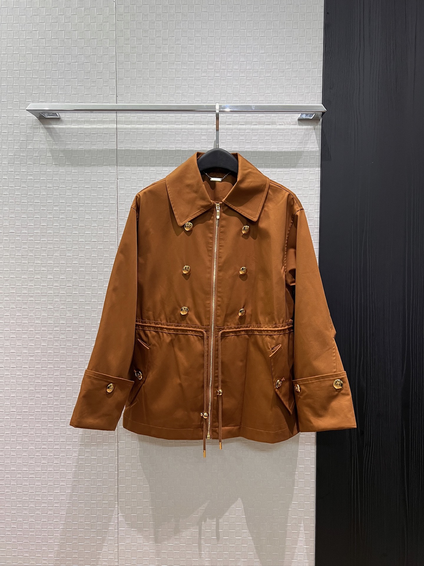 NO:759941,New arrival, wide-brimmed lapel, drawstring waist design, loose jacket with drawstring waist, molded gold buckle hardware, cuffs, wide-rim reflexed decoration, casual vacation, salty or sweet, fashionable and versatile SML,,jackets & coats,19860909新款来袭宽边翻领抽绳收腰设计宽松外套 腰部抽绳收腰 开模金扣五金袖口宽边反折装饰 休闲度假 可盐可甜 时尚百搭 SML,,jackets & coats,,Women's clothing