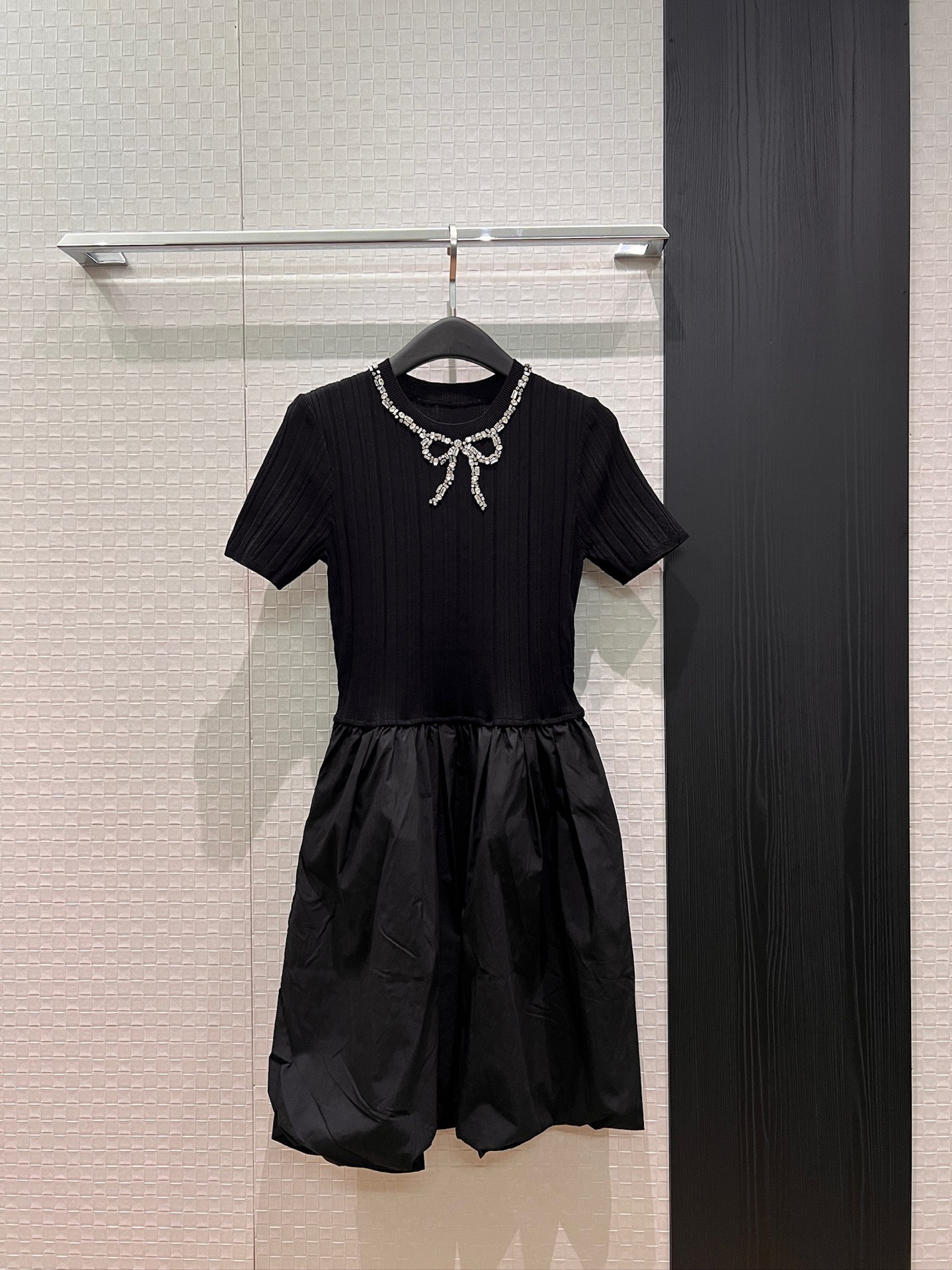 NO:759967,New heavy-duty hand-stitched rhinestone bow decoration, knitted top spliced ​​dress, elastic and slim fit, slimming and age-reducing, pockets on both sides, exquisite and sweet black and purple SML,,skirts,19860909新款重工手缝水钻蝴蝶结装饰 针织上衣拼接连衣裙弹力修身 显瘦减龄 两侧有口袋 精致甜美黑色紫色 SML,,skirts,,Women's clothing