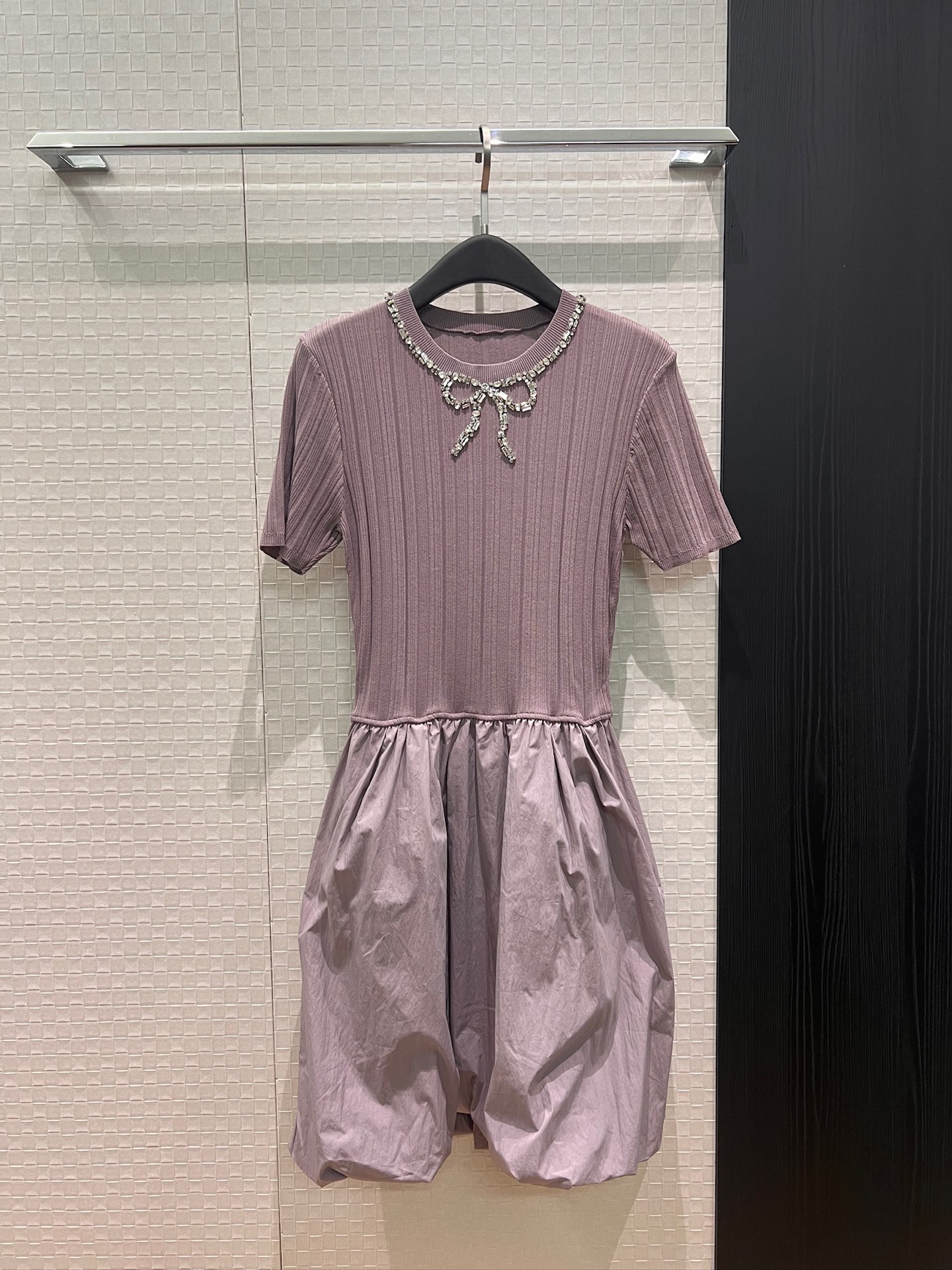 NO:760032,New heavy-duty hand-stitched rhinestone bow decoration, knitted top spliced ​​dress, elastic and slim fit, slimming and age-reducing, pockets on both sides, exquisite and sweet black and purple SML,,skirts,19860909新款重工手缝水钻蝴蝶结装饰 针织上衣拼接连衣裙弹力修身 显瘦减龄 两侧有口袋 精致甜美黑色紫色 SML,,skirts,,Women's clothing