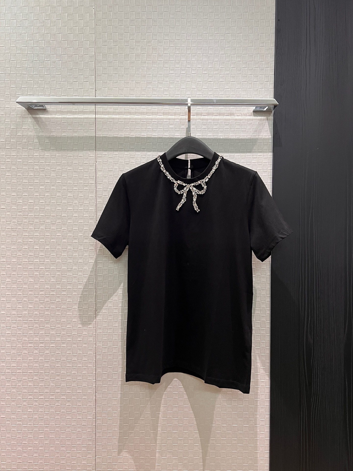 NO:760024,New heavy industry hand-sewn rhinestone bow decorated T-shirt, cute and age-reducing, casual essentials black and white SML,,tees,t-shirt,19860909新款重工手缝水钻蝴蝶结装饰T恤 可爱减龄 休闲必备黑色白色 SML,,tees，t-shirt,,Women's clothing