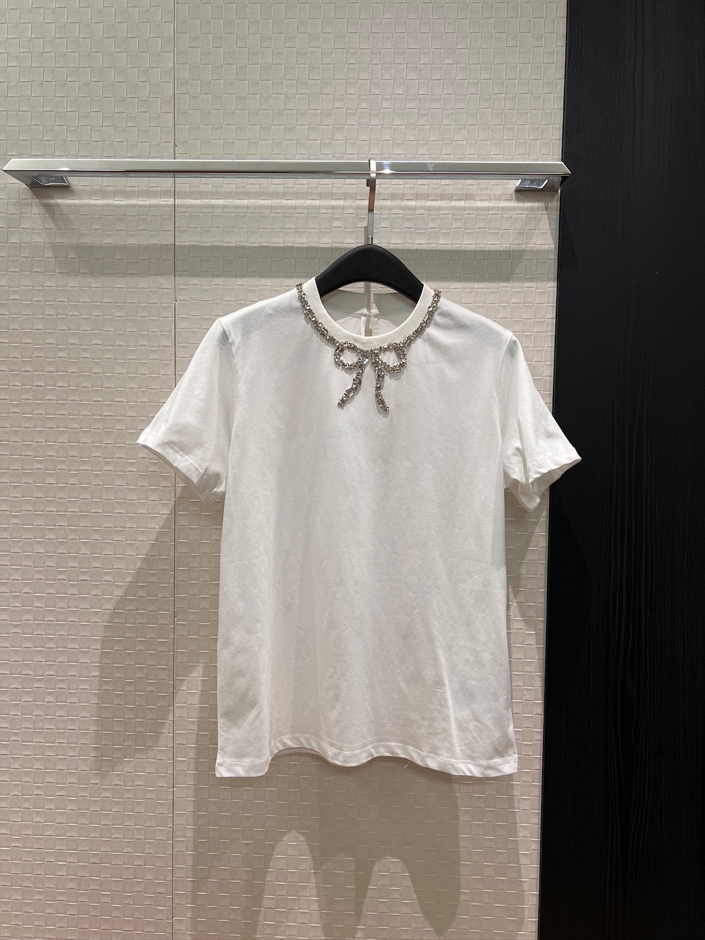 NO:760015,New heavy industry hand-sewn rhinestone bow decorated T-shirt, cute and age-reducing, casual essentials black and white SML,,tees,t-shirt,19860909新款重工手缝水钻蝴蝶结装饰T恤 可爱减龄 休闲必备黑色白色 SML,,tees，t-shirt,,Women's clothing