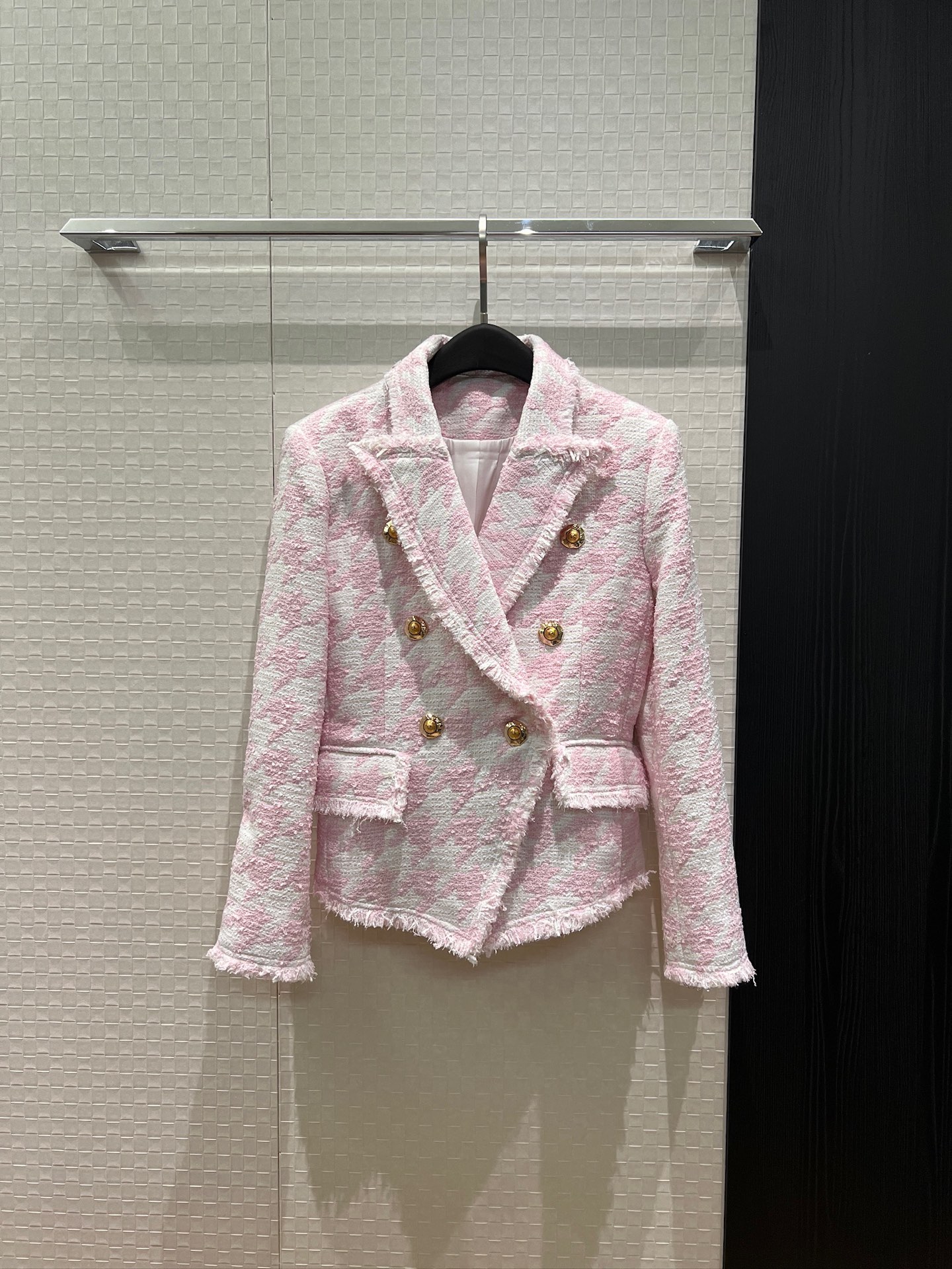 NO:759983,New arrival of pink houndstooth tweed double-breasted jacket with fringed edges, three-dimensional waist, molded gold buckles, ladylike temperament, elegant and rich, can be matched with dresses SML, skirts, jackets & coats,19860909新款来袭粉色千鸟格粗花呢双排扣外套 流苏毛边 立体收腰 开模金扣名媛气质 优雅千金 可搭连衣裙SML,,skirts,jackets & coats,,Women's clothing