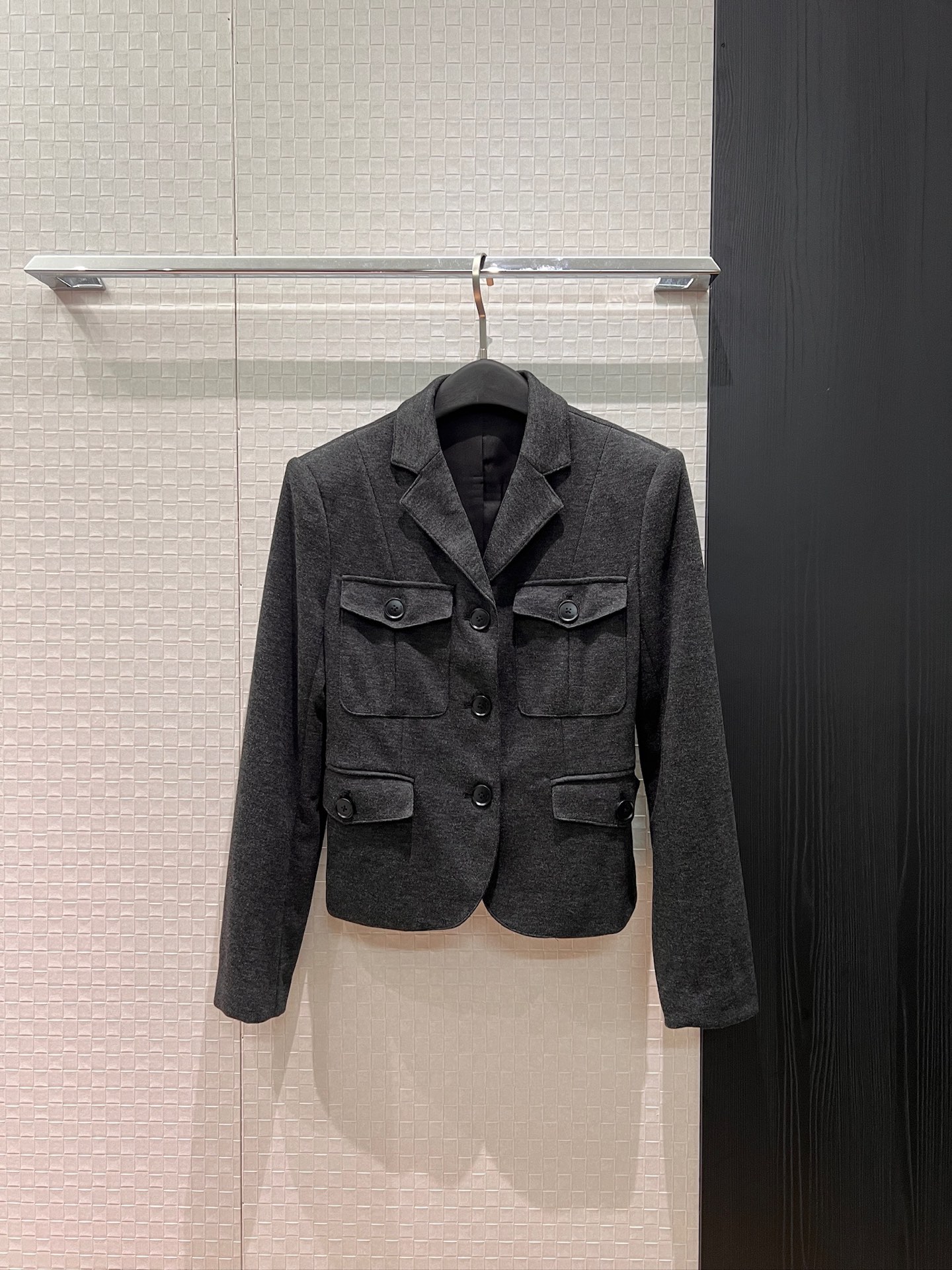 NO:759966,New LP small lapel short coat with patch pockets, thin shoulder pads, slim fit, versatile black khaki temperament, loro piana, jackets & coats,19860909新款LP小翻领贴袋短款外套 薄垫肩修身显瘦 气质百搭黑色卡其 SML,,loro piana,jackets & coats,,Women's clothing