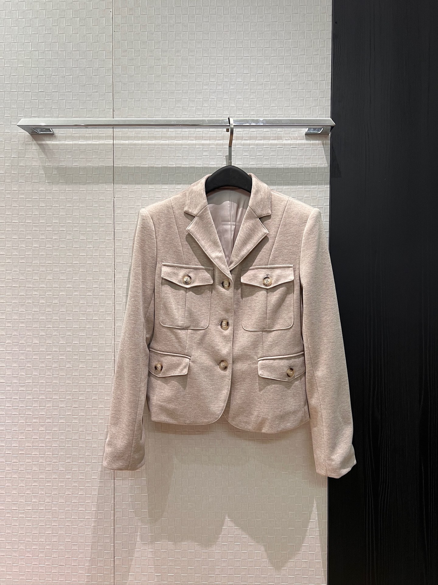 NO:759950,New LP small lapel short coat with patch pockets, thin shoulder pads, slim fit, versatile black khaki temperament, loro piana, jackets & coats,19860909新款LP小翻领贴袋短款外套 薄垫肩修身显瘦 气质百搭黑色卡其 SML,,loro piana,jackets & coats,,Women's clothing