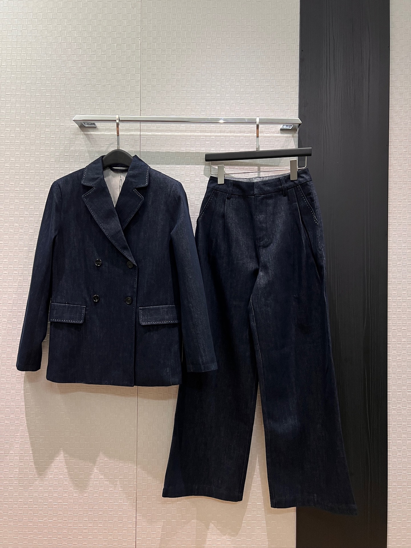 NO:759933,New coats and trousers are coming. Same style as Wang Luodan. Top-stitched beaded edge double-breasted denim suit jacket. Top-stitched beaded edge decorated wide-leg trousers. Jeans with molded buttons. Commuting and leisure. Fashionable and versatile. SML,,jeans,jackets & coats,business suit,19860909外套裤子新款来袭王珞丹同款 明线珠边双排扣牛仔西装外套明线珠边装饰阔腿裤牛仔裤开模扣子 通勤休闲 时尚百搭SML,,jeans,jackets & coats,business suit,,Women's clothing