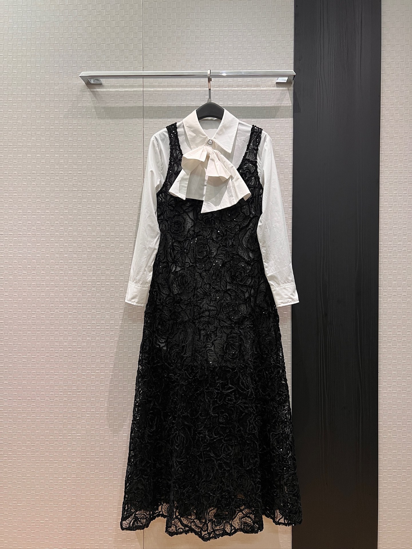 NO:759924,New two-piece set, big bow decorated shirt dress, heavy industry sequined three-dimensional flower vest long skirt, one set for multiple wear, layered and worn alone, sweet or salty, essential for age reduction SML,,skirts,19860909新款两件套 大蝴蝶结装饰衬衣裙重工亮片立体花背心长裙 一套多穿 叠搭单搭 可甜可盐 减龄必备SML,,skirts,,Women's clothing