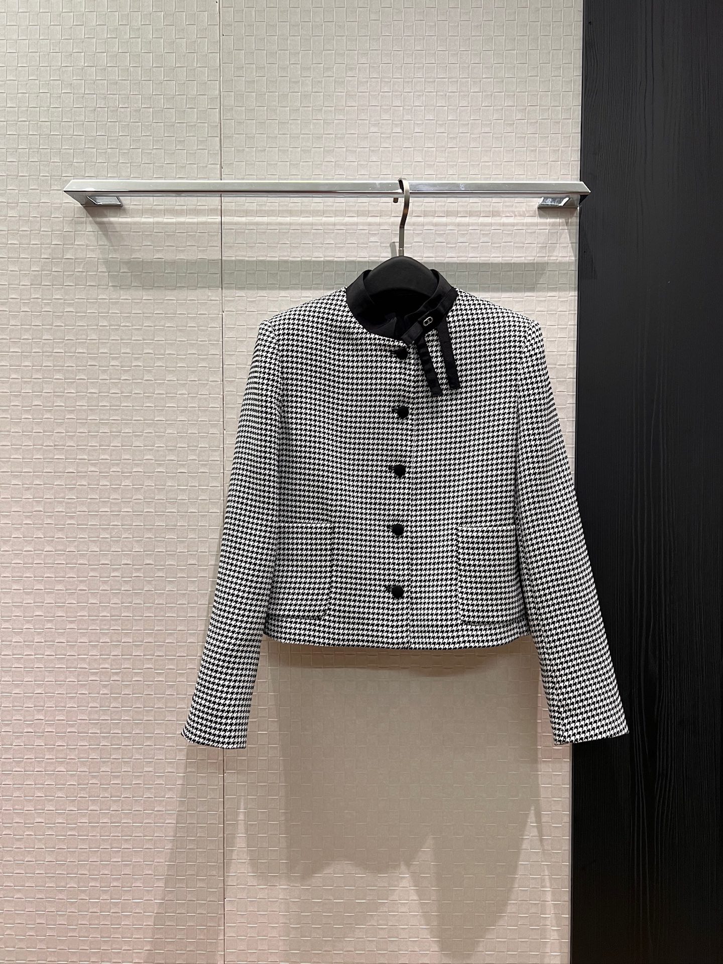 NO:761490,26 new Korean star Kim Min-joo's same style, short houndstooth coat with stand-up collar and bow decoration, molded bow trinkets, sweet temperament, age-reducing and versatile S-XL,,jackets & coats,1986090926新款韩星金珉周同款 立领蝴蝶结装饰短款千鸟格外套开模蝴蝶结小饰品 气质甜美减龄百搭 S-XL,,jackets & coats,,Women's clothing