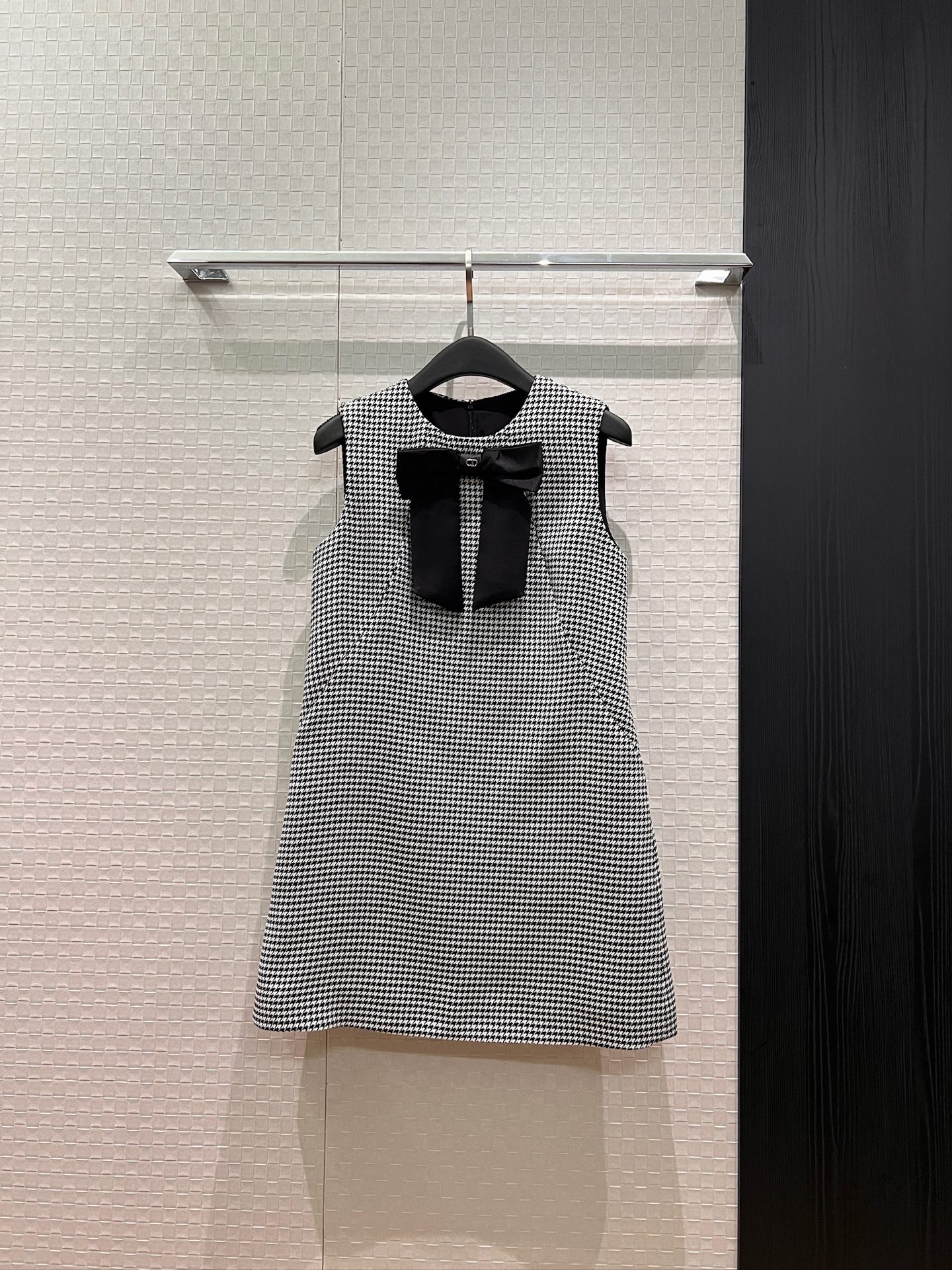 NO:761471,New chest bow decoration, houndstooth sleeveless vest dress, slim A-line version, pockets on both sides to reduce age, S-XL,,skirts,19860909新款胸前蝴蝶结装饰 千鸟格无袖背心连衣裙修身A字版型 两侧有口袋减龄神器 S-XL,,skirts,,Women's clothing