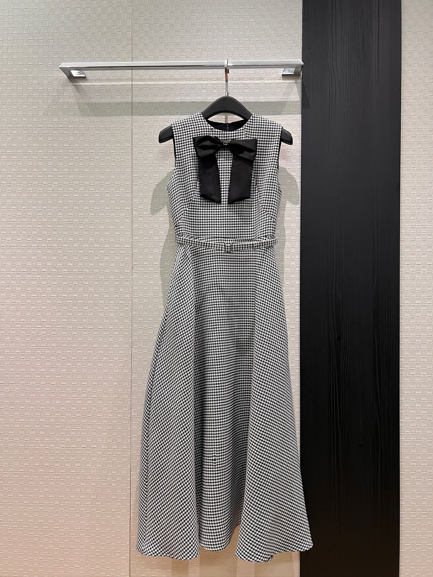 NO:761480,New chest bow decoration, houndstooth sleeveless vest dress, waist-cinching long skirt, delivery belt decoration, pockets on both sides, a must-have for goddesses, S-XL,,skirts,19860909新款胸前蝴蝶结装饰 千鸟格无袖背心连衣裙收腰长裙配送腰带装饰 两侧有口袋女神必备 S-XL,,skirts,,Women's clothing