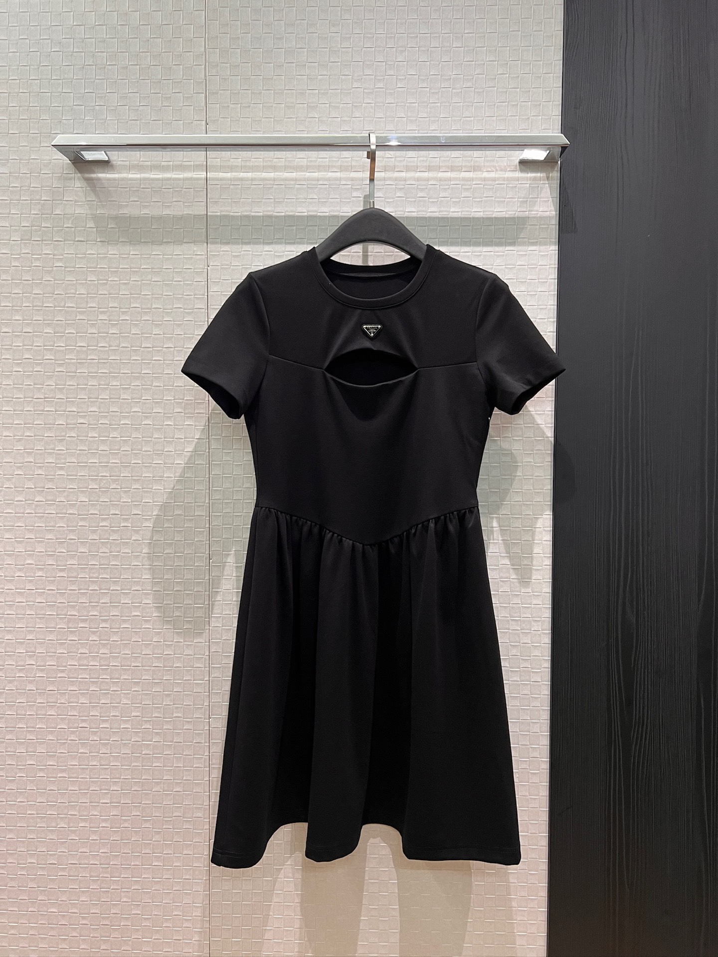 NO:761467,New triangle logo, hollow design on the chest, short-sleeved waist dress, elastic and slim fit, sweet and age-reducing black and white S-XL,,skirts,T-shirt,19860909新款三角徽标 胸前镂空设计 短袖收腰连衣裙弹力修身 甜美减龄黑色白色 S-XL,,skirts,T-shirt,,Women's clothing