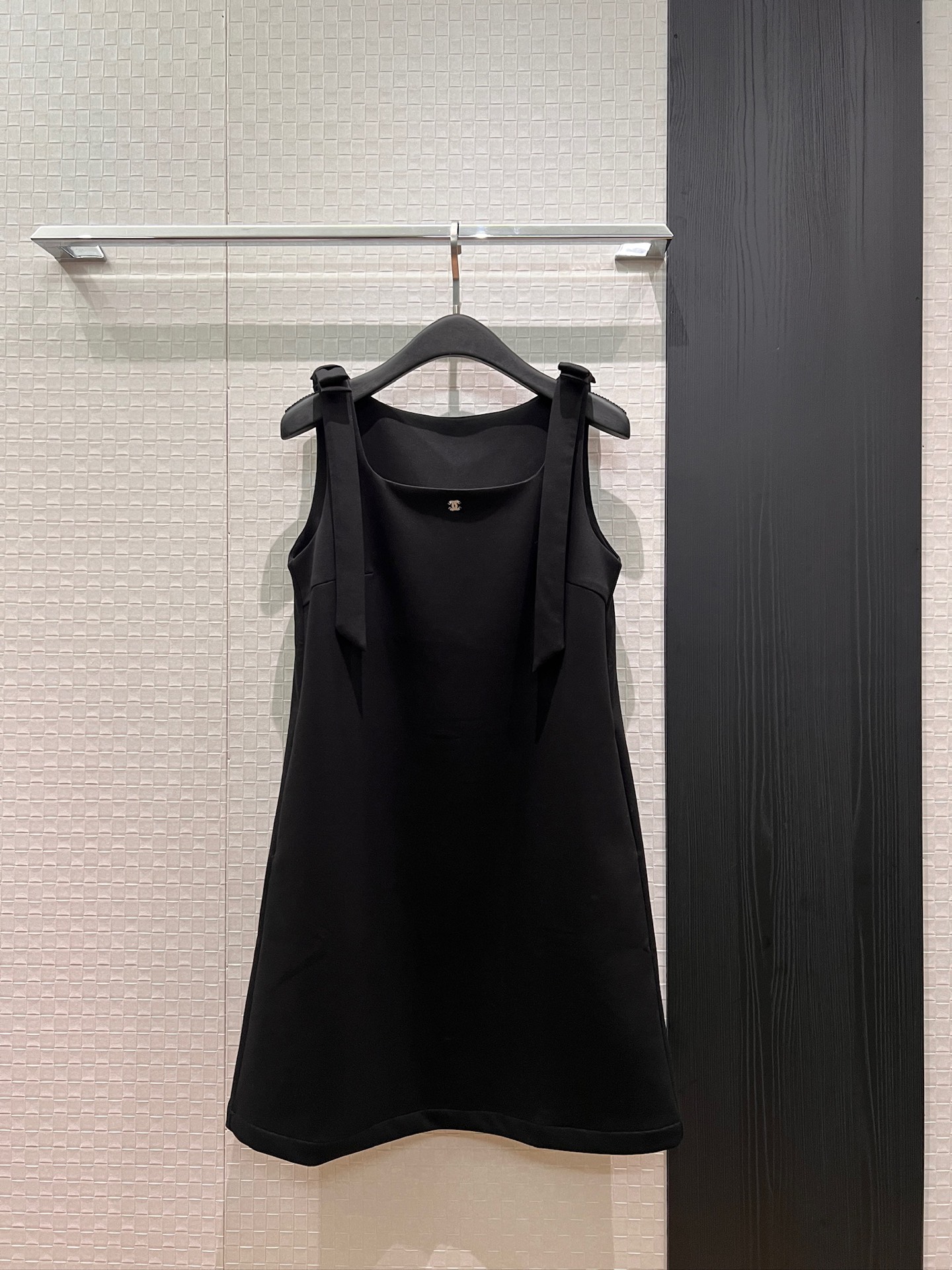 NO:761463,New bow ribbon decoration, square neck sleeveless vest dress, A-line doll version, pockets on both sides, sweet and age-reducing black and white, S-XL,,skirts,19860909新款蝴蝶结飘带装饰 方领无袖背心连衣裙A字娃娃版型 两侧有口袋 甜美减龄黑色白色 S-XL,,skirts,,Women's clothing