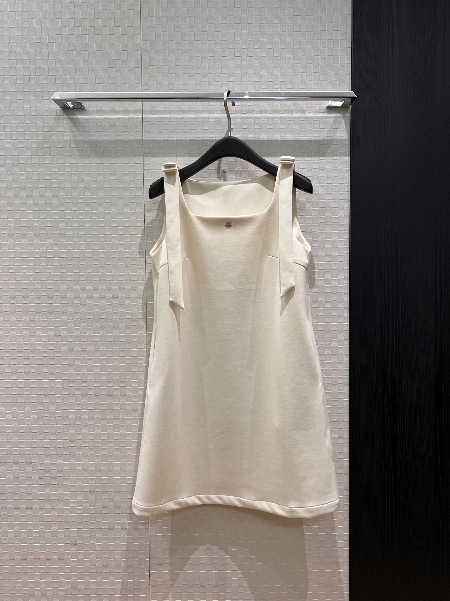 NO:761460,New bow ribbon decoration, square neck sleeveless vest dress, A-line doll version, pockets on both sides, sweet and age-reducing black and white, S-XL,,skirts,19860909新款蝴蝶结飘带装饰 方领无袖背心连衣裙A字娃娃版型 两侧有口袋 甜美减龄黑色白色 S-XL,,skirts,,Women's clothing