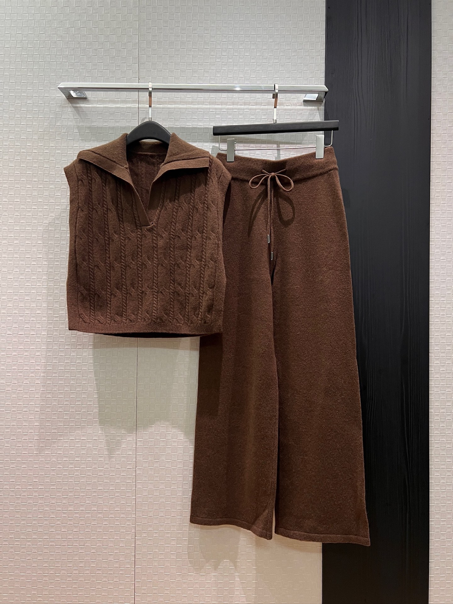 NO:761454,New braided pattern knitted suit, lapel vest top, wide leg pants, lazy casual old money style, brown khaki SML,,19860909新款麻花纹针织套装 翻领马甲上衣阔腿裤 慵懒休闲老钱风 咖色卡其 SML,,,Women's clothing