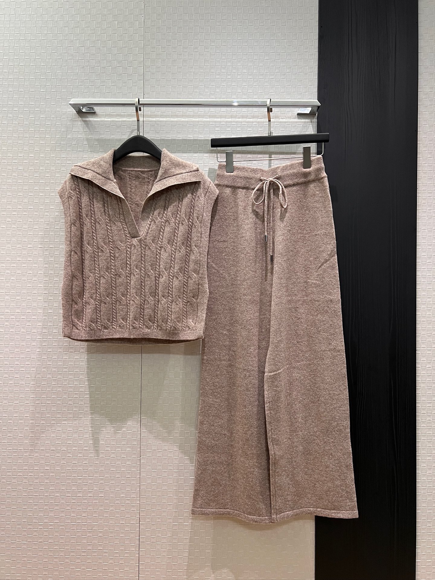 NO:761448,New braided pattern knitted suit, lapel vest top, wide leg pants, lazy casual old money style, brown khaki SML,,19860909新款麻花纹针织套装 翻领马甲上衣阔腿裤 慵懒休闲老钱风 咖色卡其 SML,,,Women's clothing