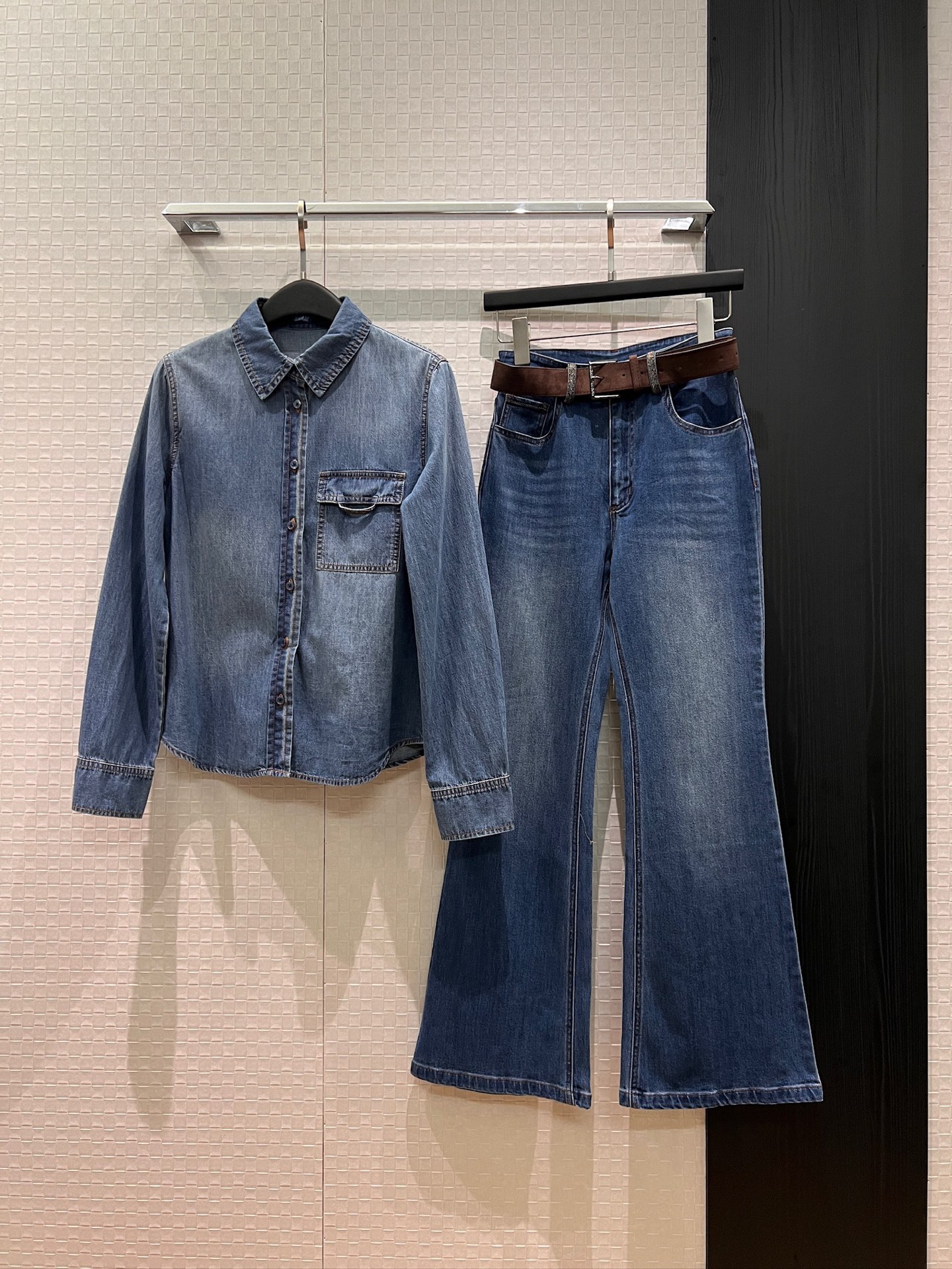 NO:761476,BC's new light blue washed denim shirt, bead chain decorated pocket on the chest, simple, fashionable and versatile for commuting, a must-have for age reduction SML,,19860909BC新款浅蓝洗水牛仔衬衣 胸前珠链装饰口袋 简约时尚通勤百搭 减龄必备SML,,,Women's clothing