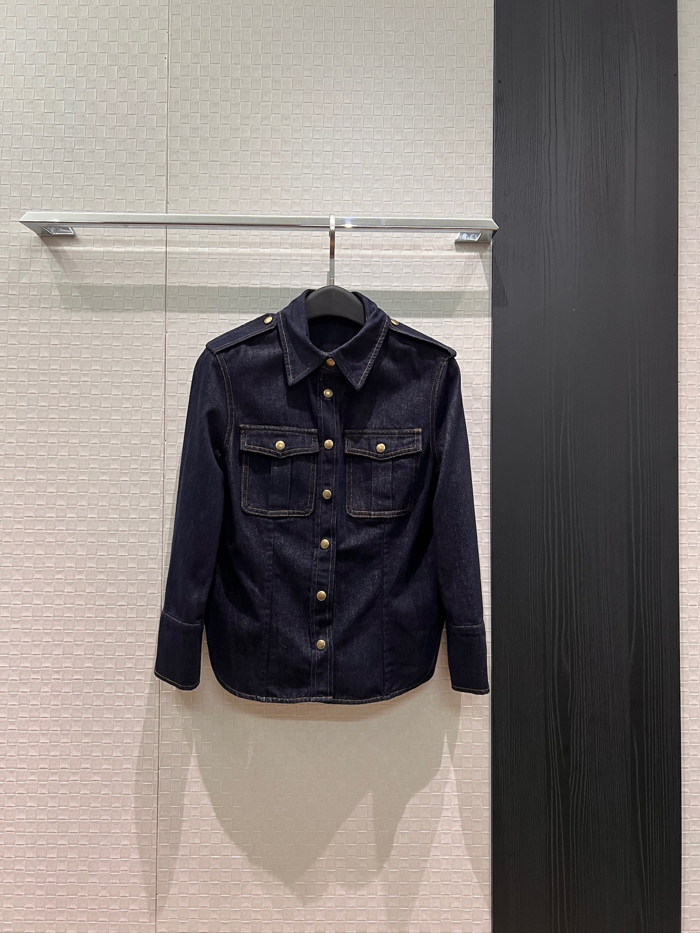 NO:761459,New hunting wear, epaulette gold button denim shirt, irregular hem, loewe embroidery on the back, original dark blue color, fashionable and casual SML,,loewe,19860909新款狩猎装 肩章金扣牛仔衬衣不规则下摆 背后loewe刺绣 原色深蓝搭配时尚休闲 SML,,loewe,,Women's clothing