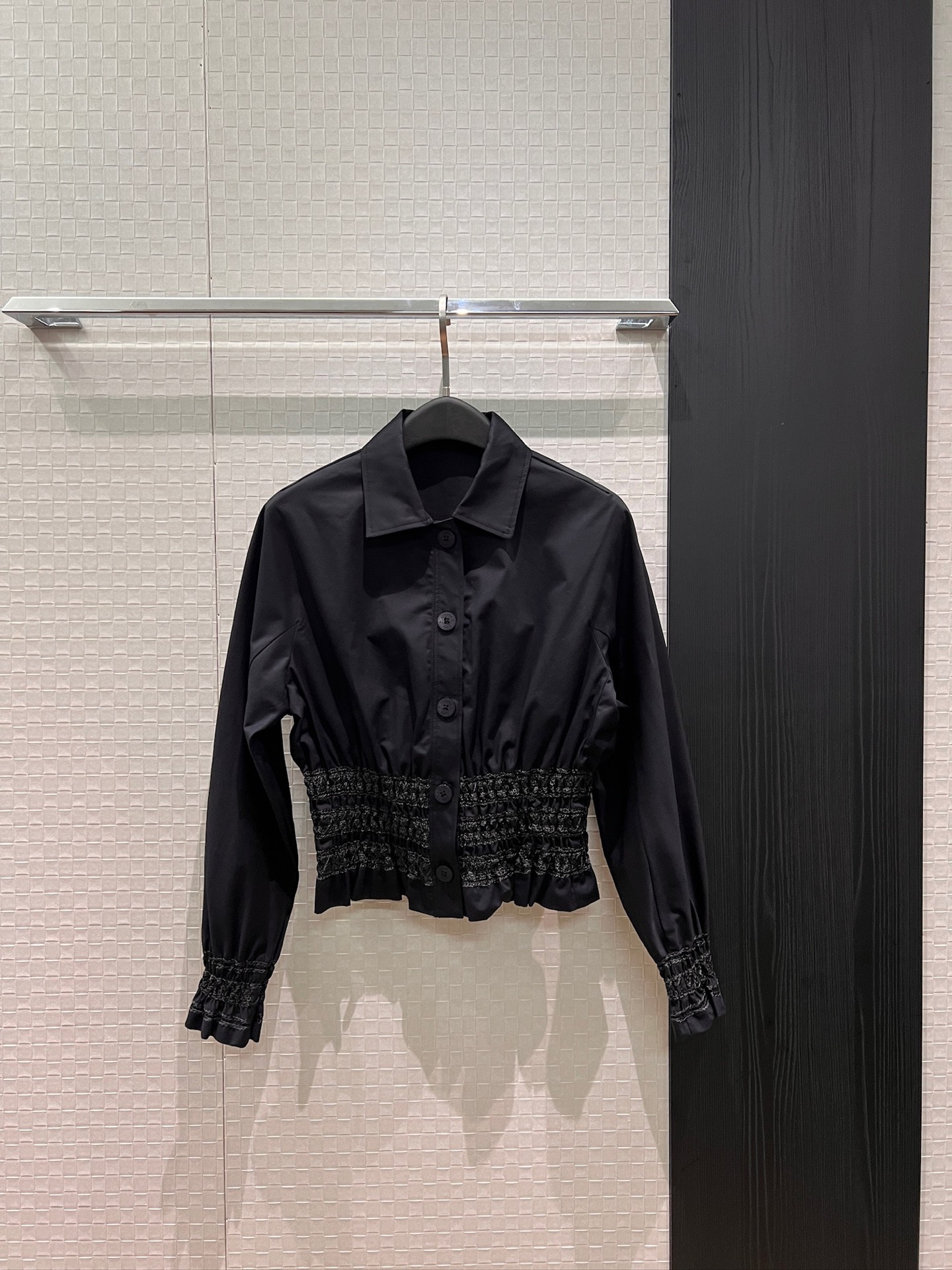 NO:761453,New heavy industry embroidered waist-cinching short shirt, elastic waist, temperament to reduce age, versatile black and white for ladies, SML,,19860909新款重工绣花打揽收腰短款衬衣 松紧收腰气质减龄 名媛百搭黑色白色 SML,,,Women's clothing