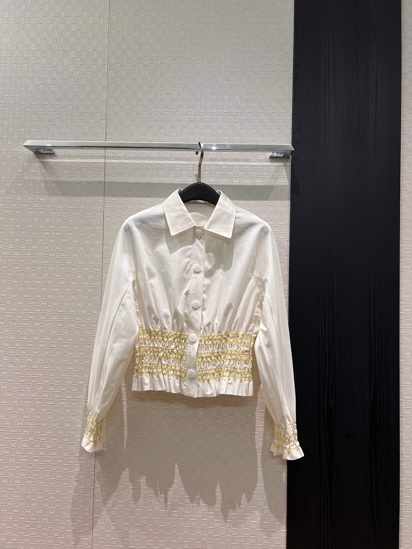 NO:761447,New heavy industry embroidered waist-cinching short shirt, elastic waist, temperament to reduce age, versatile black and white for ladies, SML,,19860909新款重工绣花打揽收腰短款衬衣 松紧收腰气质减龄 名媛百搭黑色白色 SML,,,Women's clothing