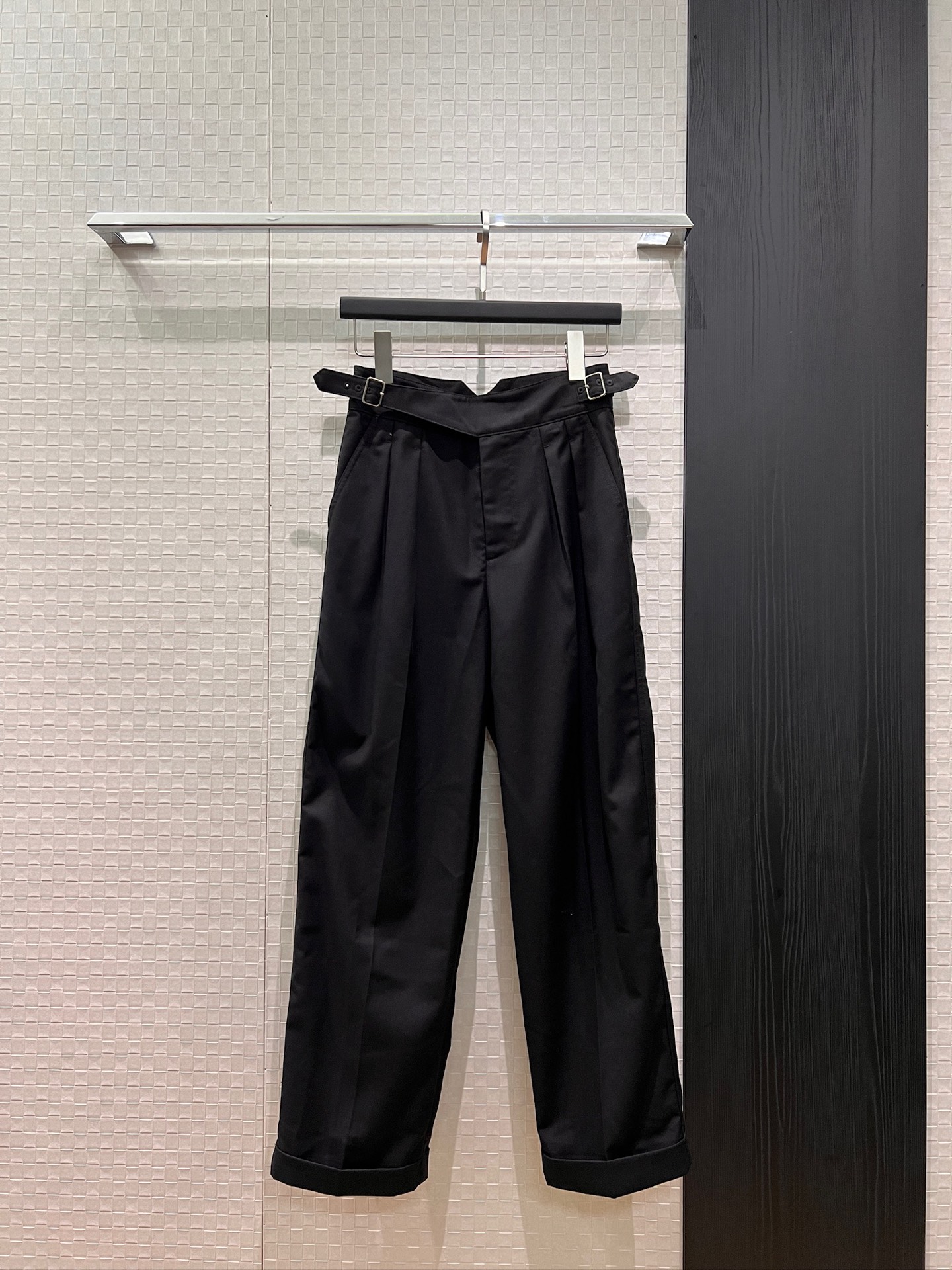 NO:761474,New lace-up decorative design. Rolled-edge casual trousers are slim fit and versatile. A must-have for commuting. SML,,19860909新款系带装饰设计 卷边休闲西裤修身显瘦 气质百搭 通勤必备SML,,,Women's clothing