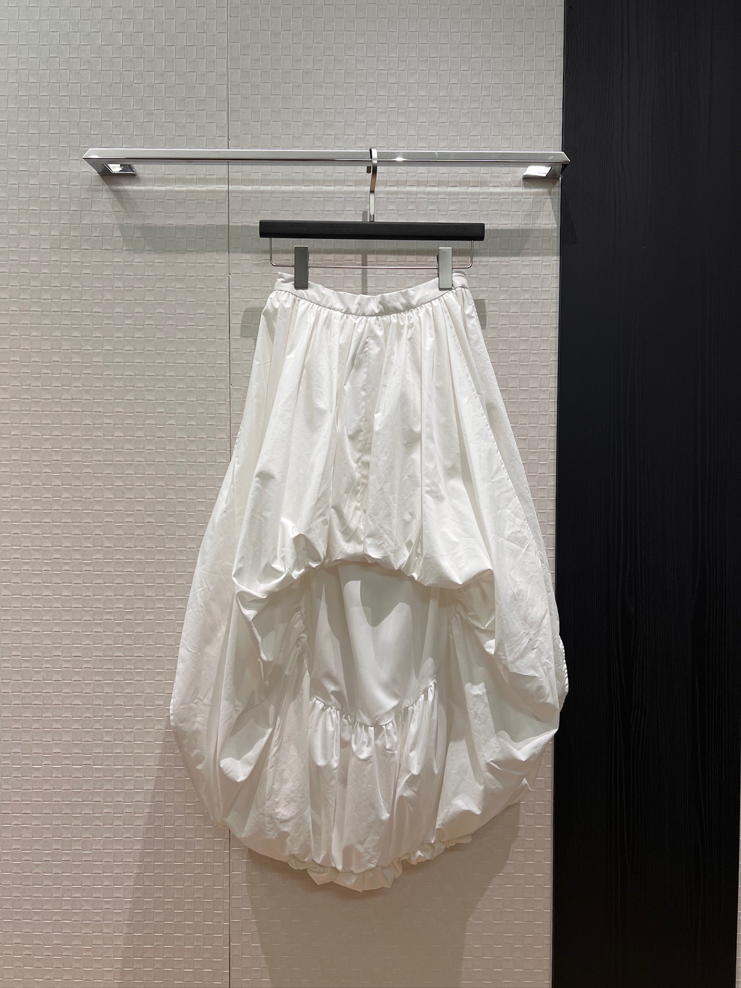 NO:762421,The same style as the new show, heavy three-dimensional splicing design, short in front and long in back, bud bubble skirt, fashionable and casual, must-have S-XL for age reduction,,skirts,19860909新款秀场同款 重工立体拼接设计 前短后长气球 花苞泡泡半裙时尚休闲 减龄必备S-XL,,skirts,,Women's clothing