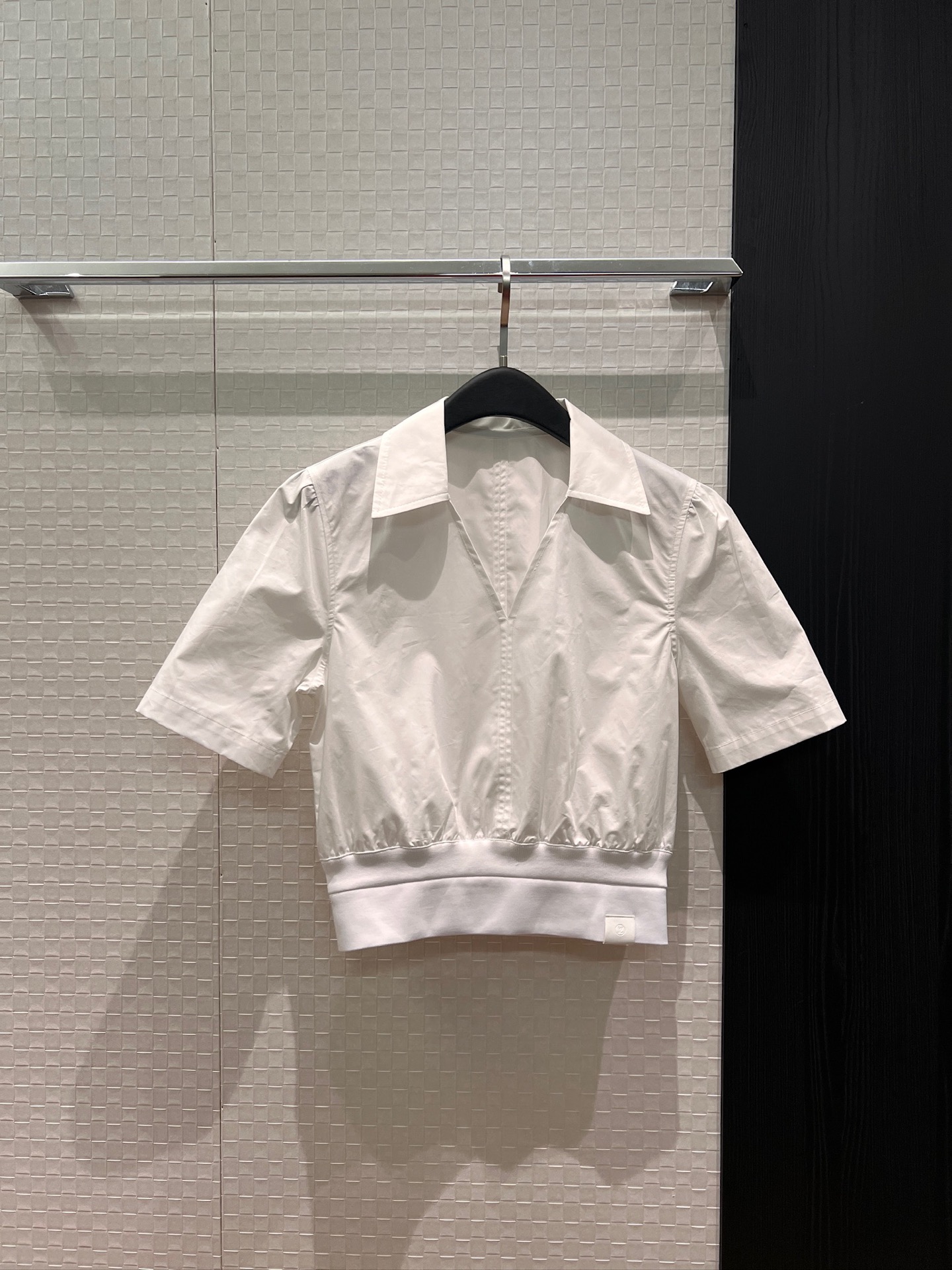NO:762415,New show style Lapel short waisted top with logo leather label decoration on the hem. Minimalist and casual. Versatile for age reduction, S-XL,,19860909新款秀款 翻领短款收腰上衣下摆logo皮标装饰 极简休闲 减龄百搭S-XL,,,Women's clothing