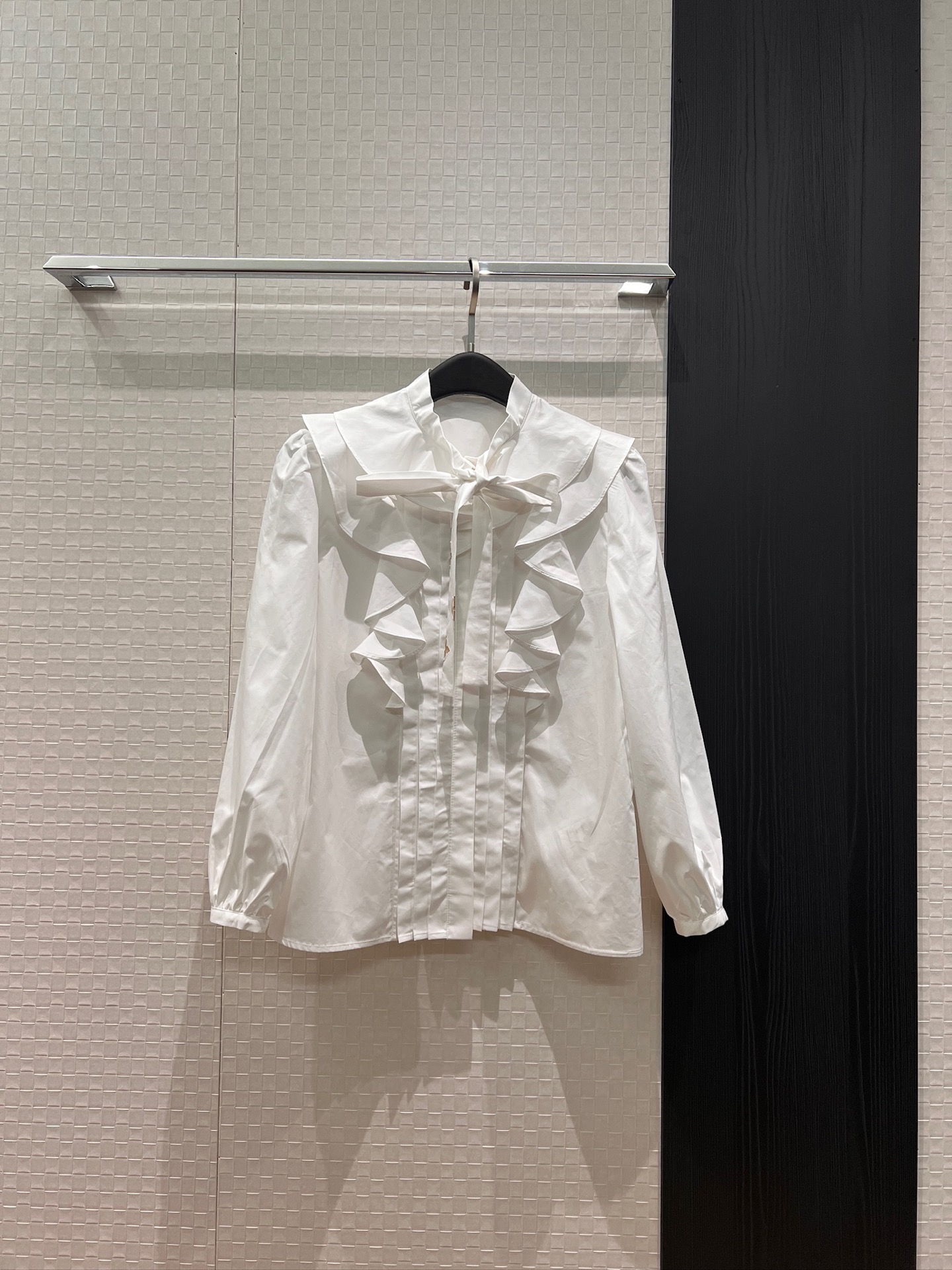 NO:762411,New show style Metallic flowers, ruffled striped streamer shirt with bow decoration, puffy long sleeves, sweet temperament, a must-have for age reduction S-XL,,19860909新款秀款 金属片花 荷叶边打条飘带衬衣系蝴蝶结装饰 泡泡长袖甜美气质 减龄必备 S-XL,,,Women's clothing
